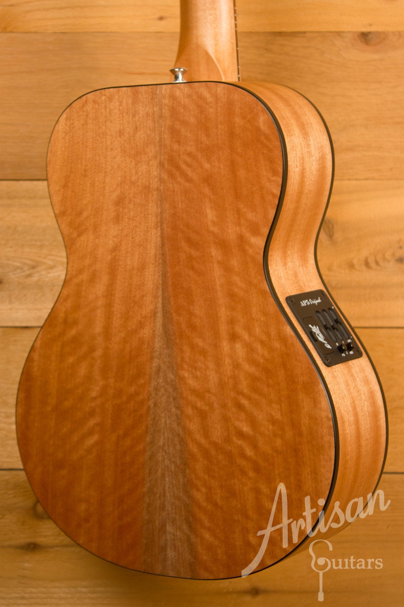 Maton EM6 Mini Guitar Sitka Spuce and Queensland Maple AP5 Original ID-11596 - Artisan Guitars