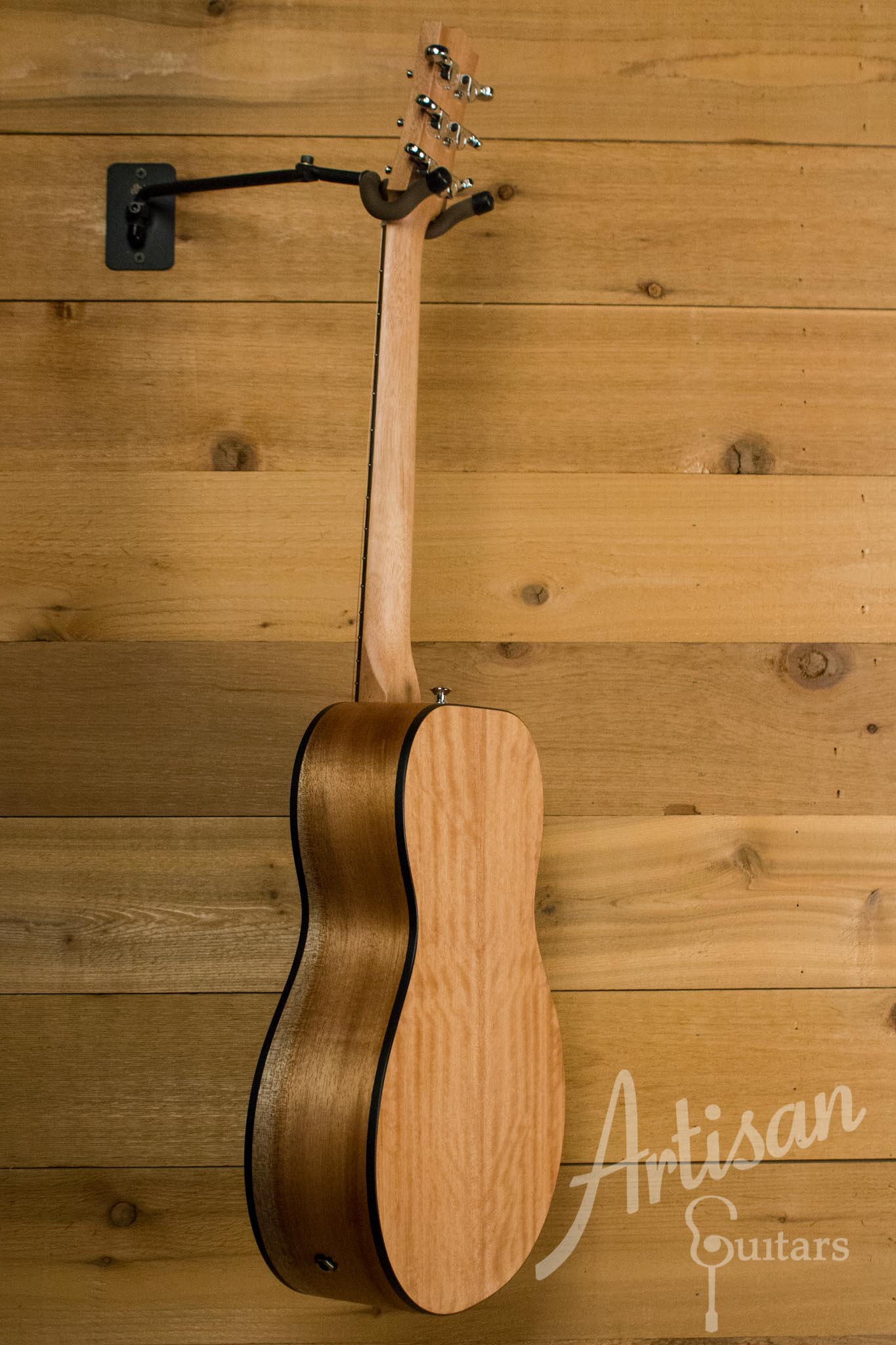 Maton EM6 Mini Guitar Sitka Spuce and Queensland Maple ID-10548 - Artisan Guitars