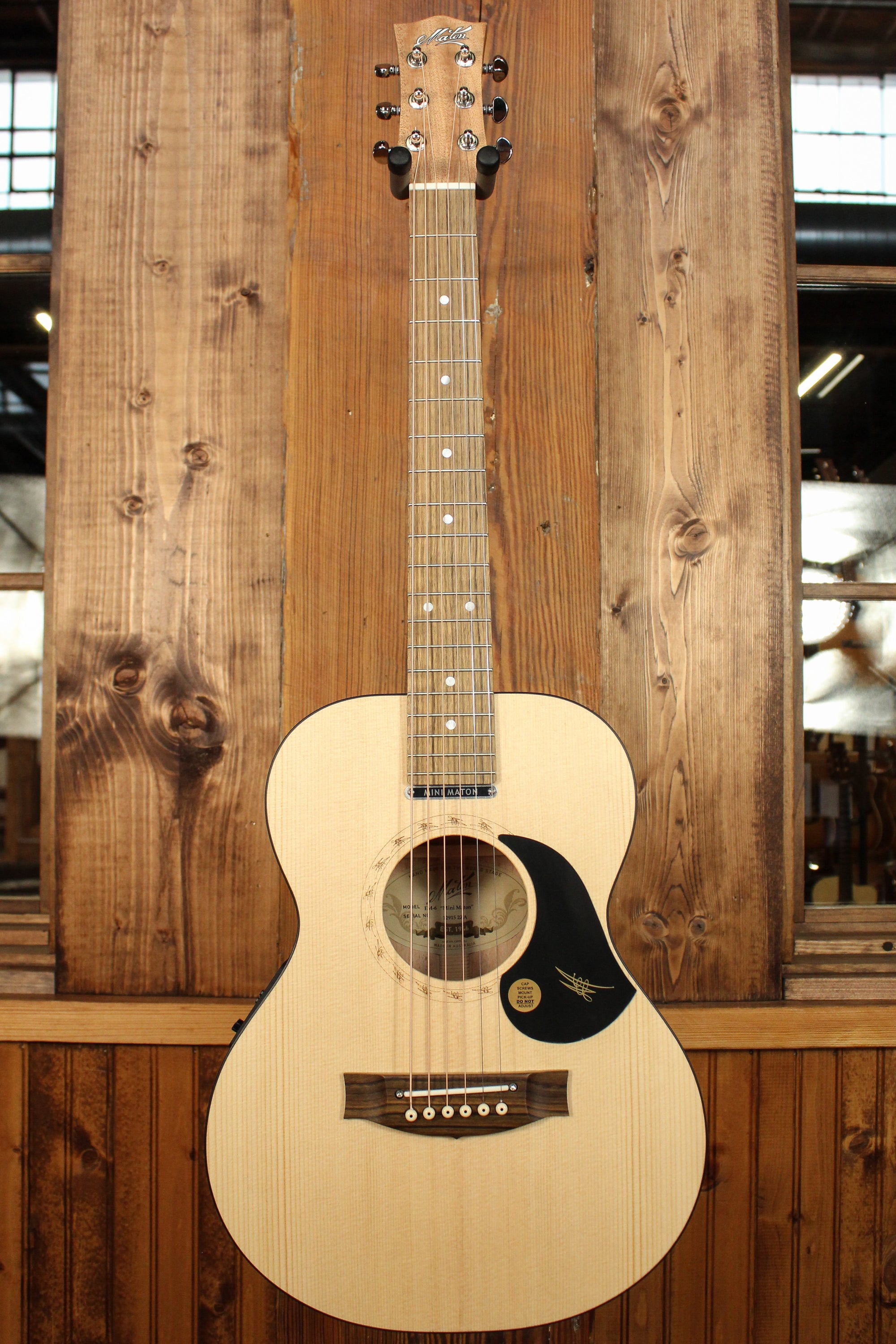 Maton EM6 Mini Guitar Sitka Spuce and Queensland Maple AP5 Original - Artisan Guitars