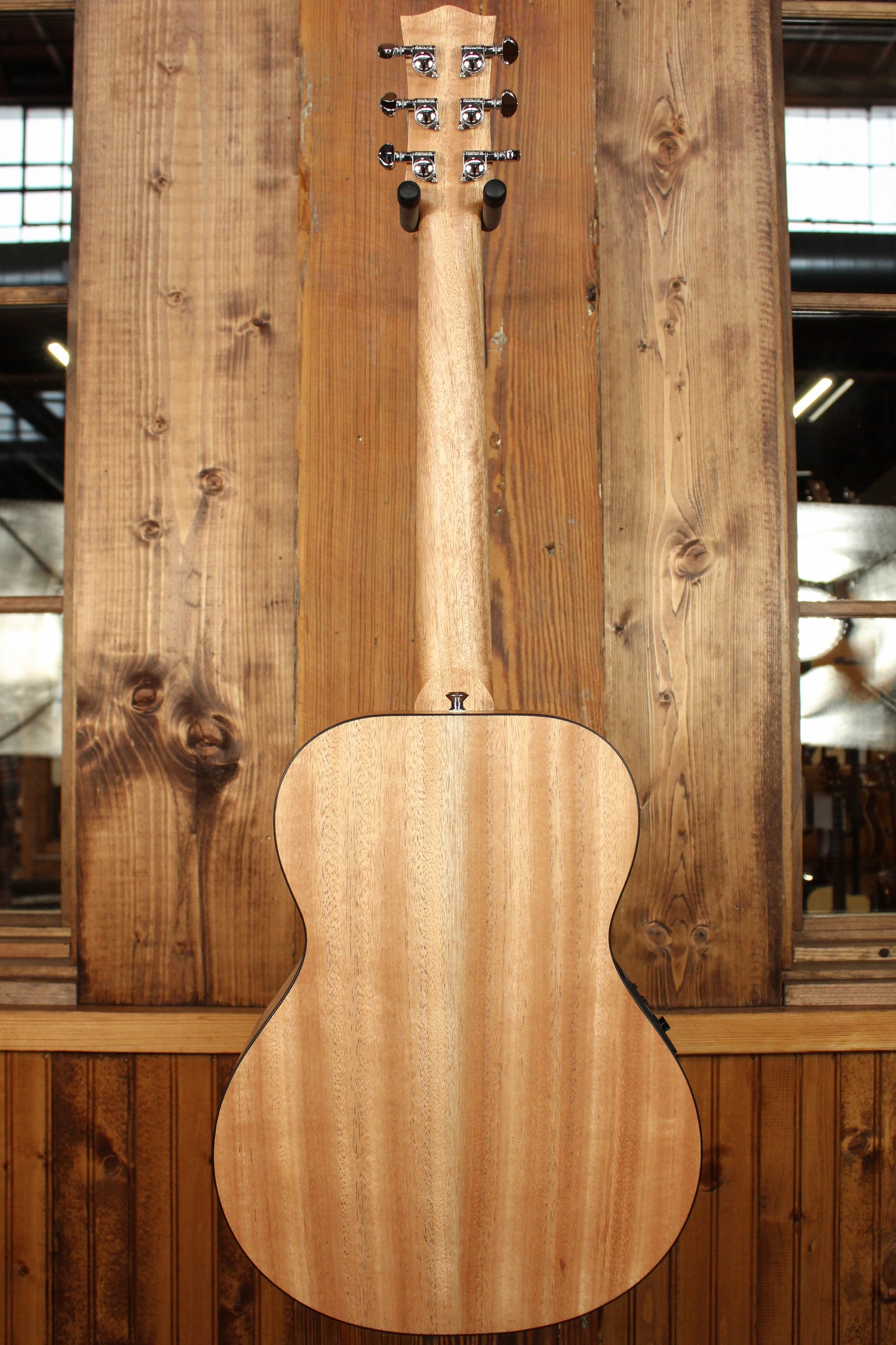 Maton EM6 Mini Guitar Sitka Spuce and Queensland Maple AP5 Original - Artisan Guitars