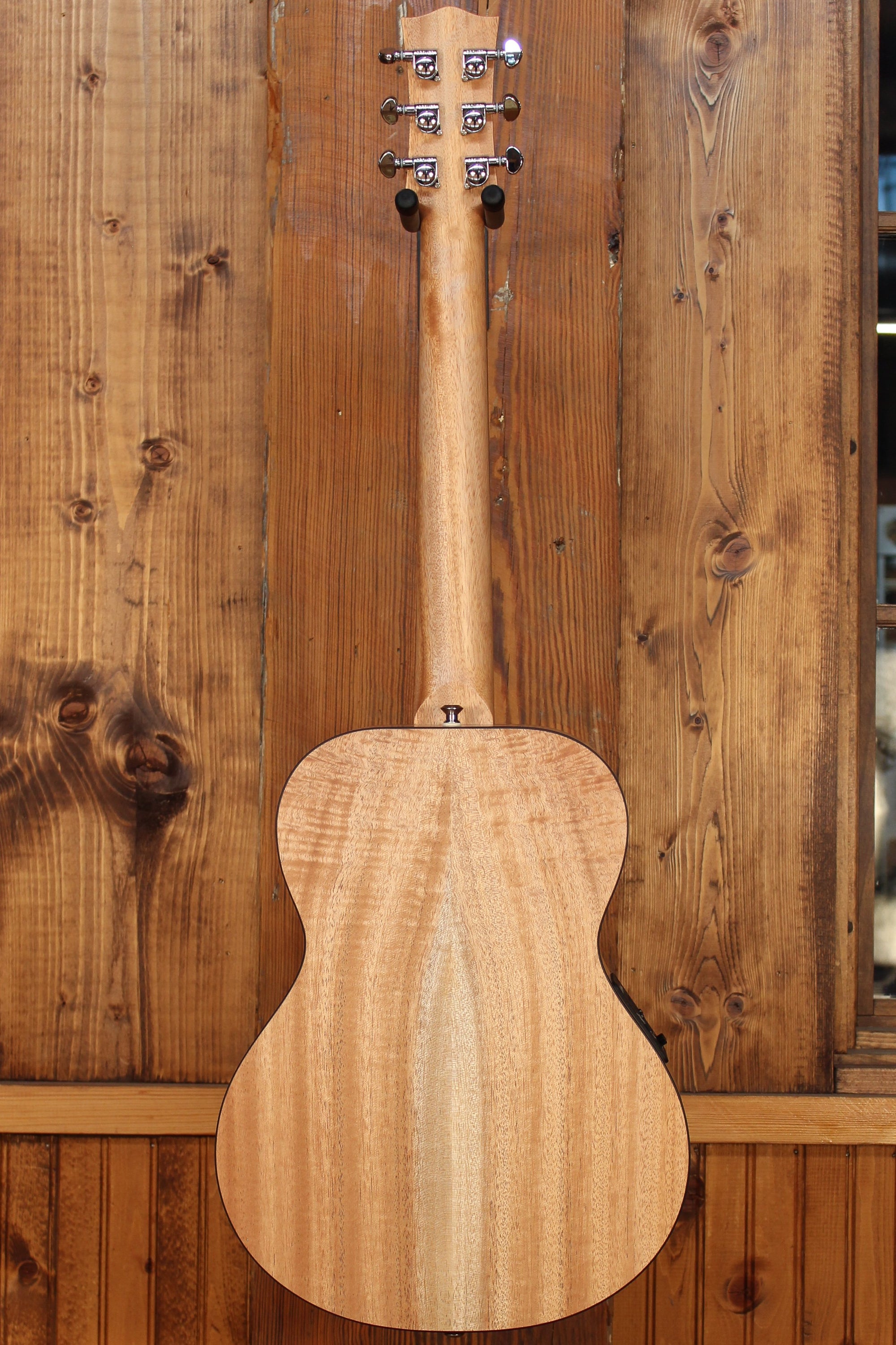 Maton EM6 Mini Guitar Sitka Spruce & Queensland Maple w/ AP5 Original - Artisan Guitars