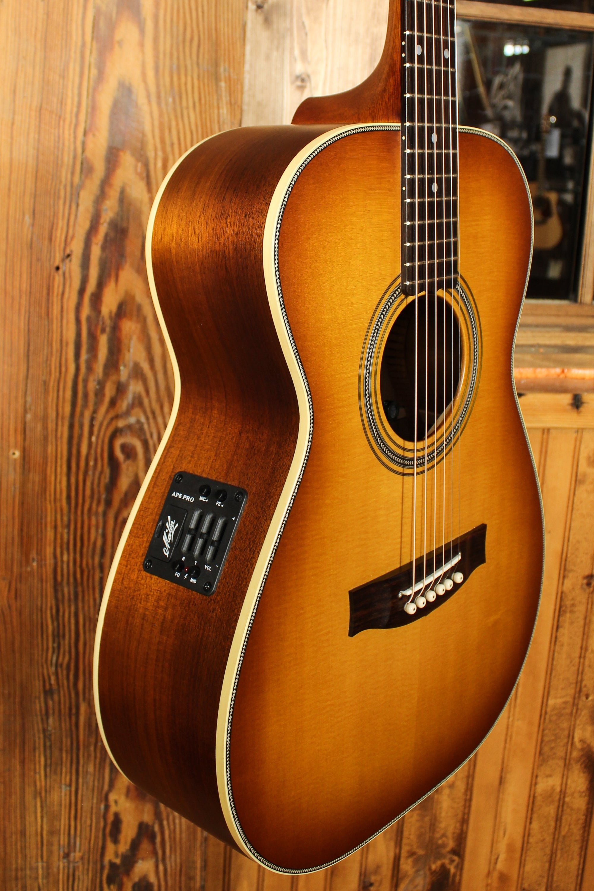 Maton EBG808 Nashville Series Sitka Spruce and Australian Blackwood Pre-Owned 2017 ID-13750 - Artisan Guitars