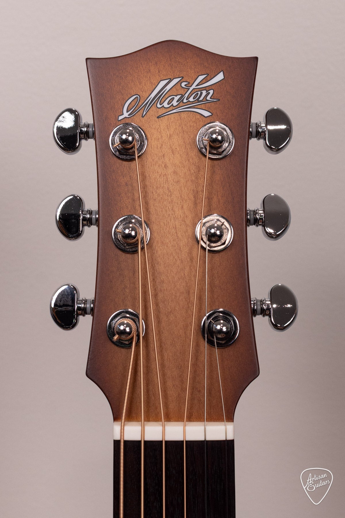 Maton Guitars Custom Two-Tone Halo Burst EM6 Mini - 17176