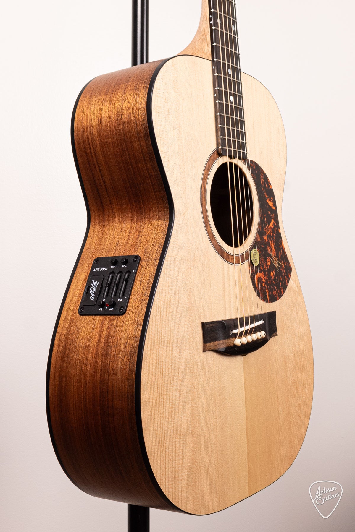 Maton Guitars Solid Road Series SRS-808 - 16741 | Artisan Guitars