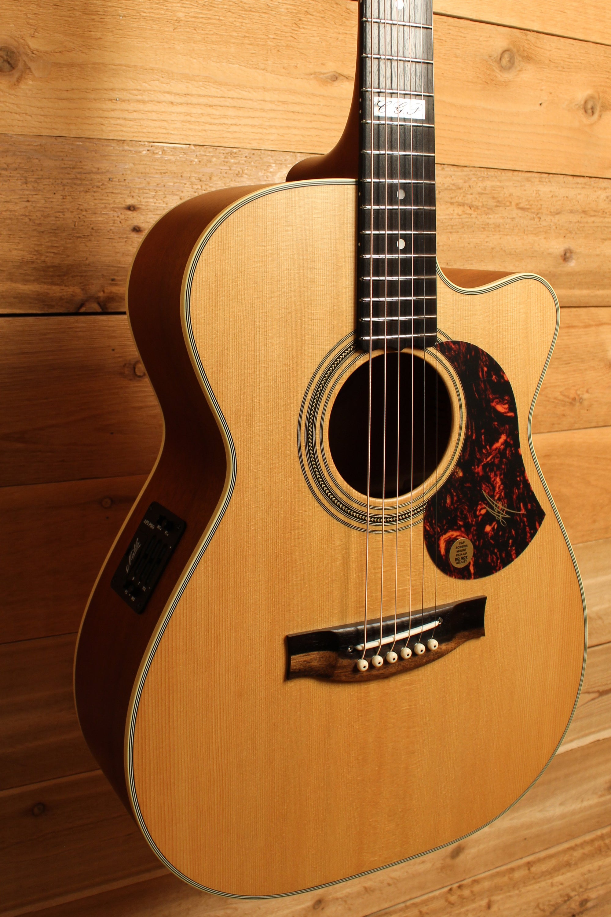 Maton EBG 808C TE Tommy Emmanuel Signature Guitar w/ Cutaway ID-13458 - Artisan Guitars