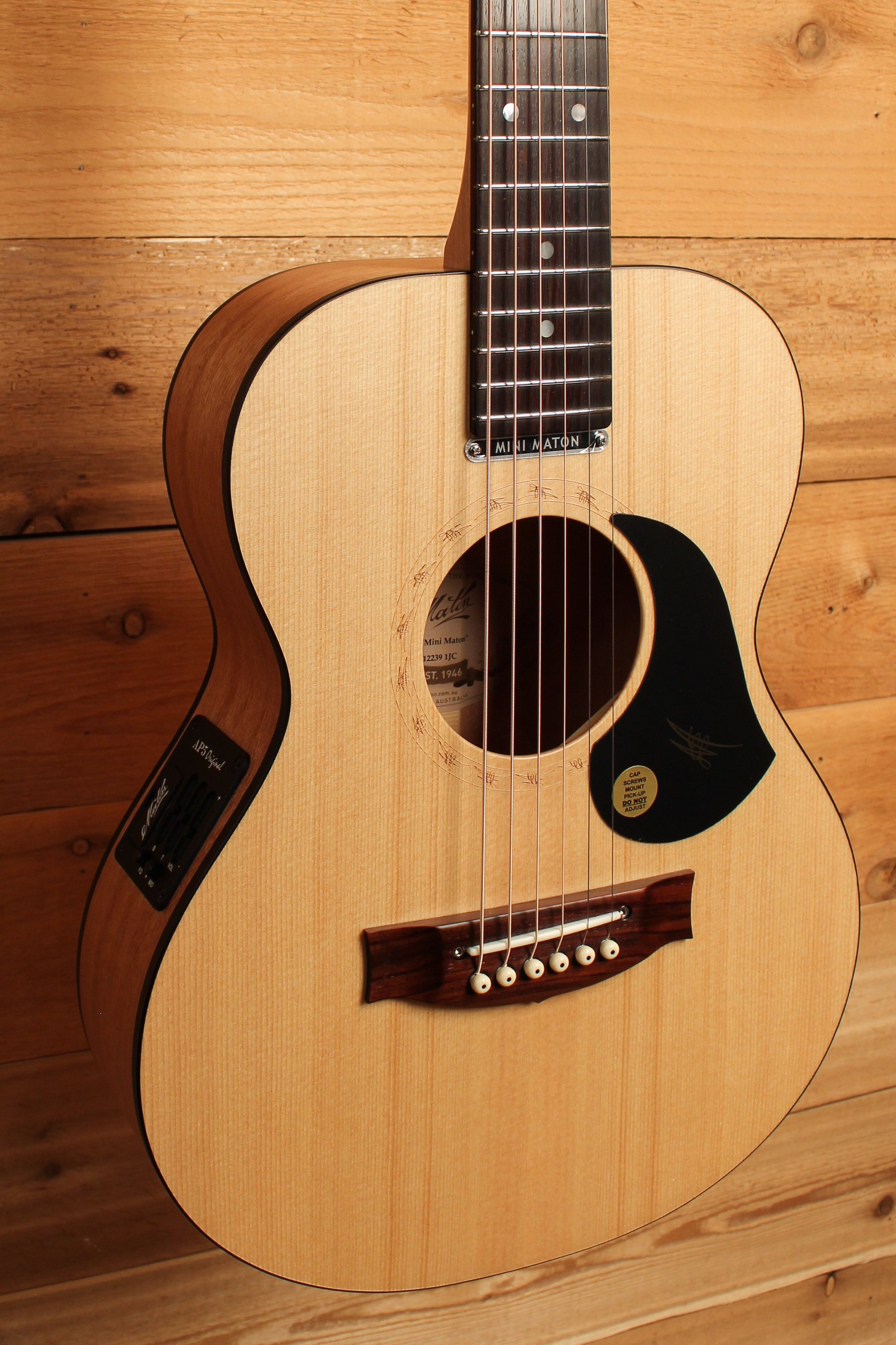 Maton EM6 Mini Guitar Sitka Spuce and Queensland Maple AP5 Original ID-13717 - Artisan Guitars