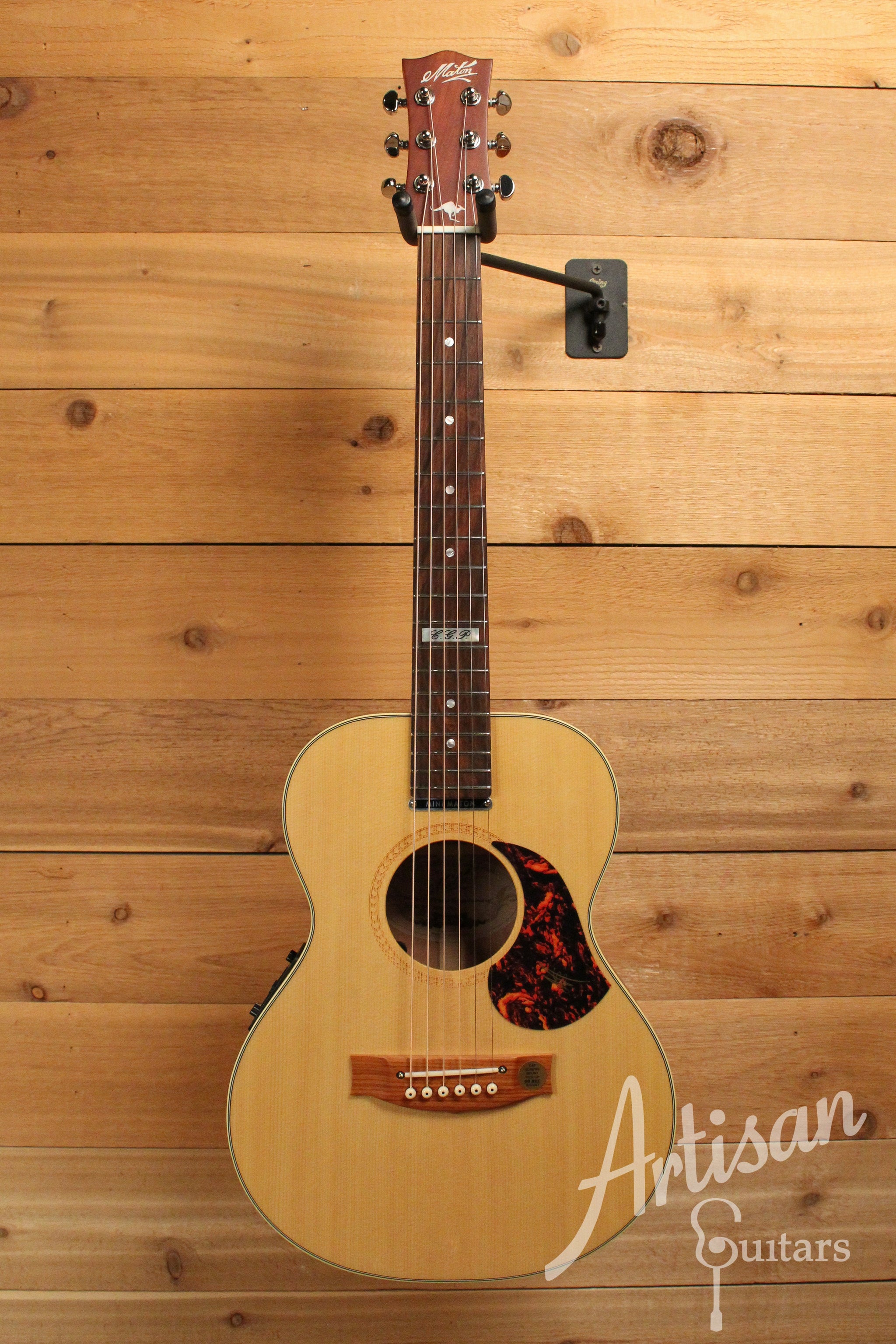 Maton EMTE Tommy Emmanuel Signature Mini Guitar Sitka Spuce and Queensland Maple ID-12090 - Artisan Guitars