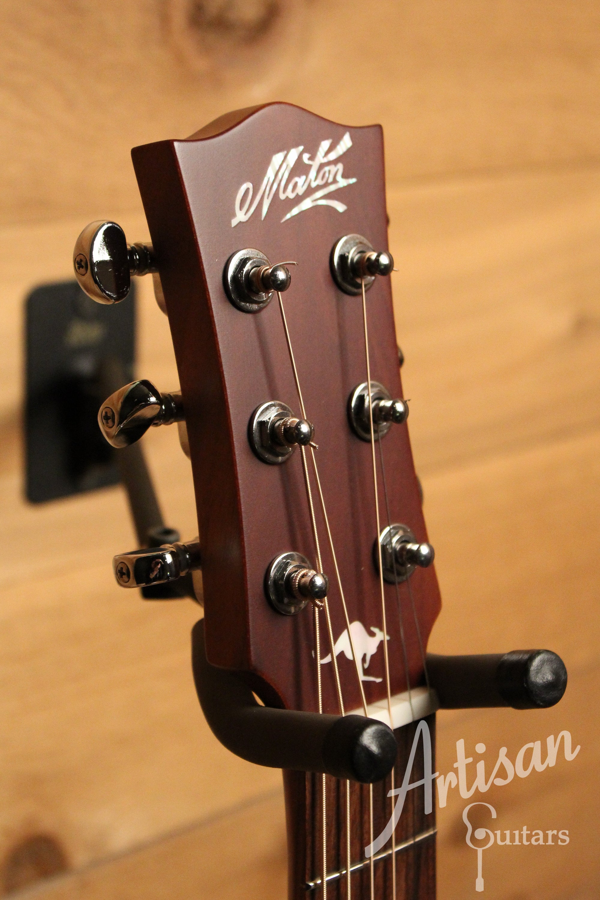 Maton EMTE Tommy Emmanuel Signature Mini Guitar Sitka Spuce and Queensland Maple ID-12090 - Artisan Guitars