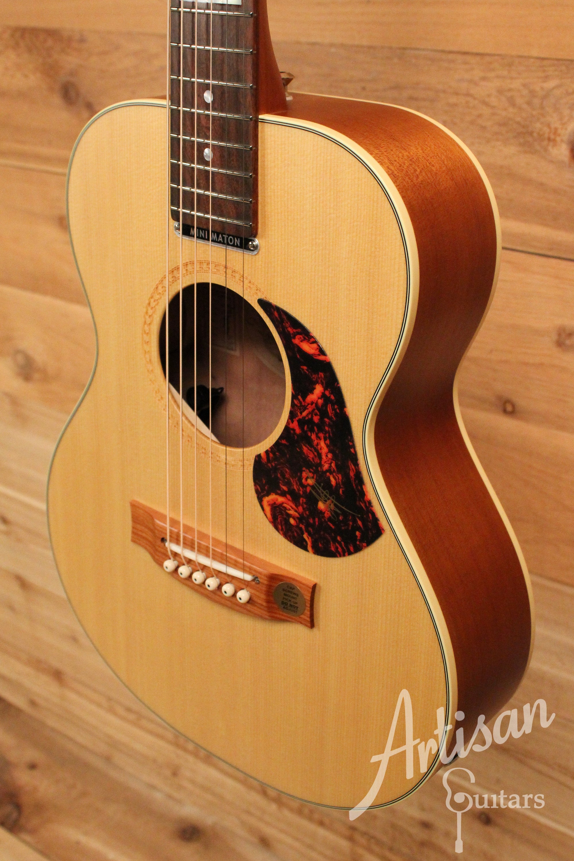 Maton EMTE Tommy Emmanuel Signature Mini Guitar Sitka Spuce and Queensland Maple ID-12090 - Artisan Guitars