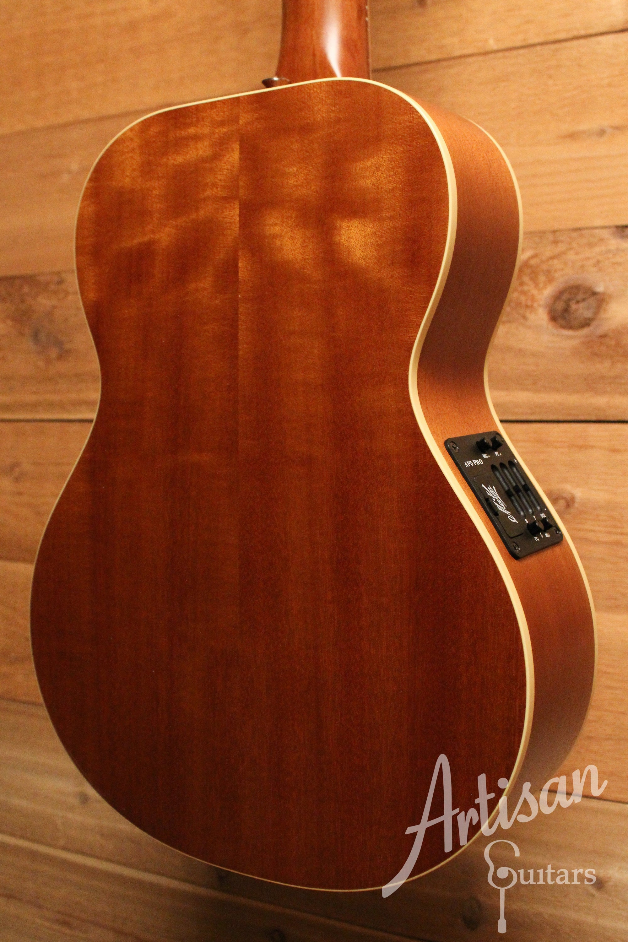 Maton EMTE Tommy Emmanuel Signature Mini Guitar Sitka Spuce and Queensland Maple ID-12090 - Artisan Guitars