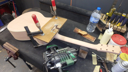 Maton T.E Personal Guitar Sitka Spruce and AAA"Bees Wings" Queensland Maple ID-10694 - Artisan Guitars