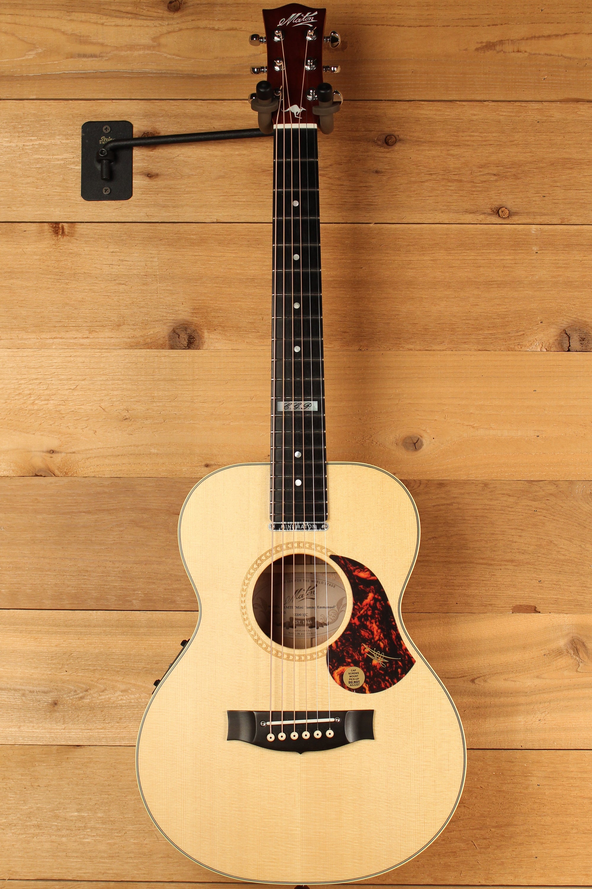 Maton EMTE Tommy Emmanuel Signature Mini Guitar Sitka Spuce & Queensland Maple ID-13310 - Artisan Guitars