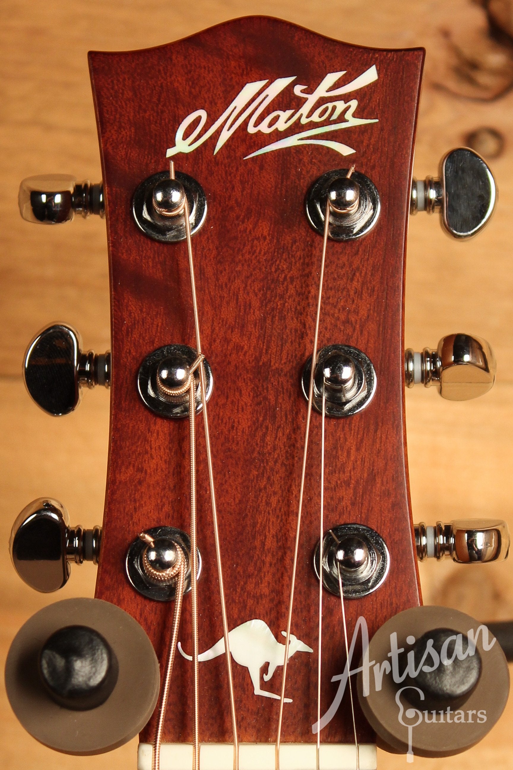 Maton EMTE Tommy Emmanuel Signature Mini Guitar Sitka Spuce & Queensland Maple ID-13019 - Artisan Guitars