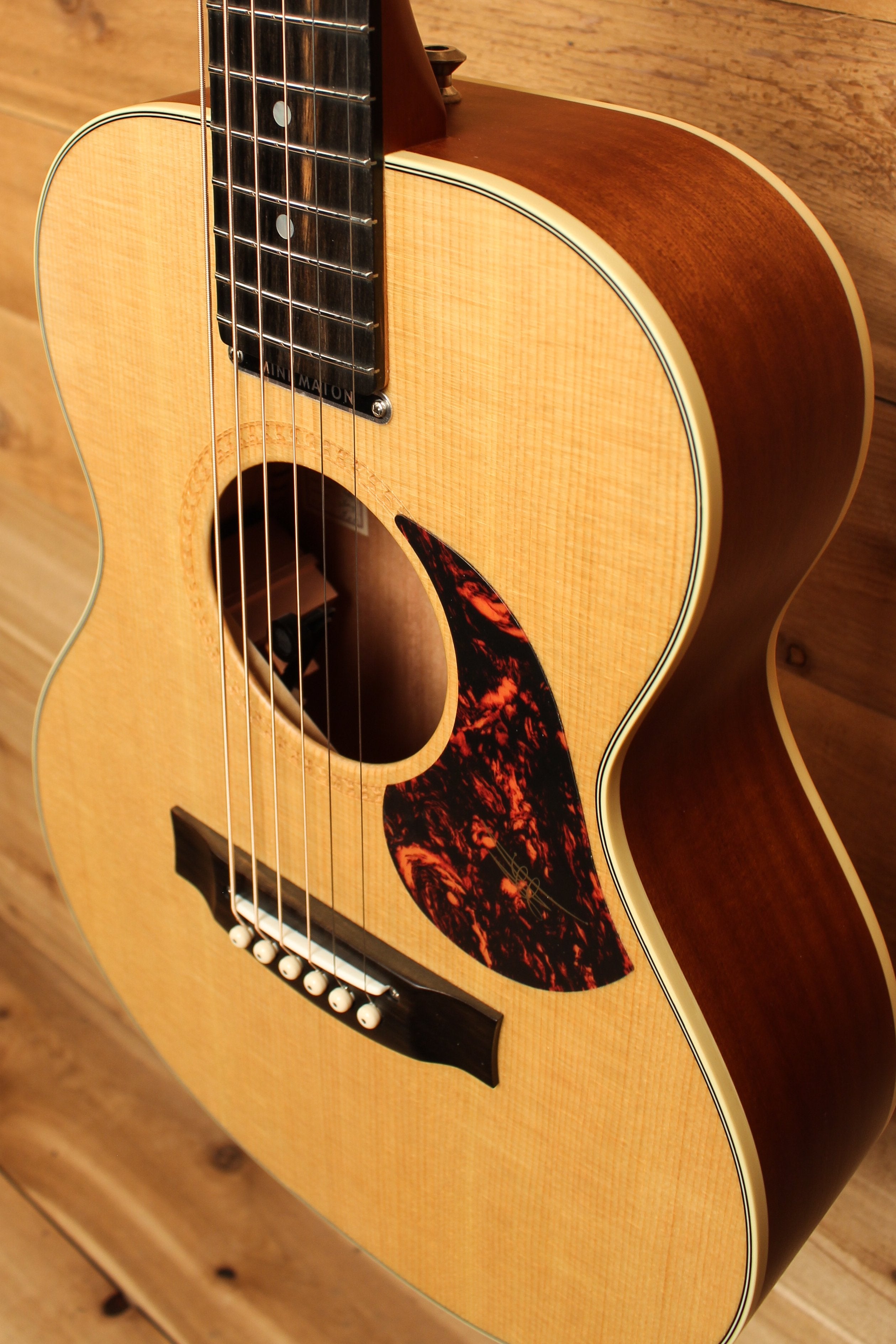 Maton EMTE Tommy Emmanuel Signature Mini Guitar Sitka Spuce & Queensland Maple ID-13464 - Artisan Guitars