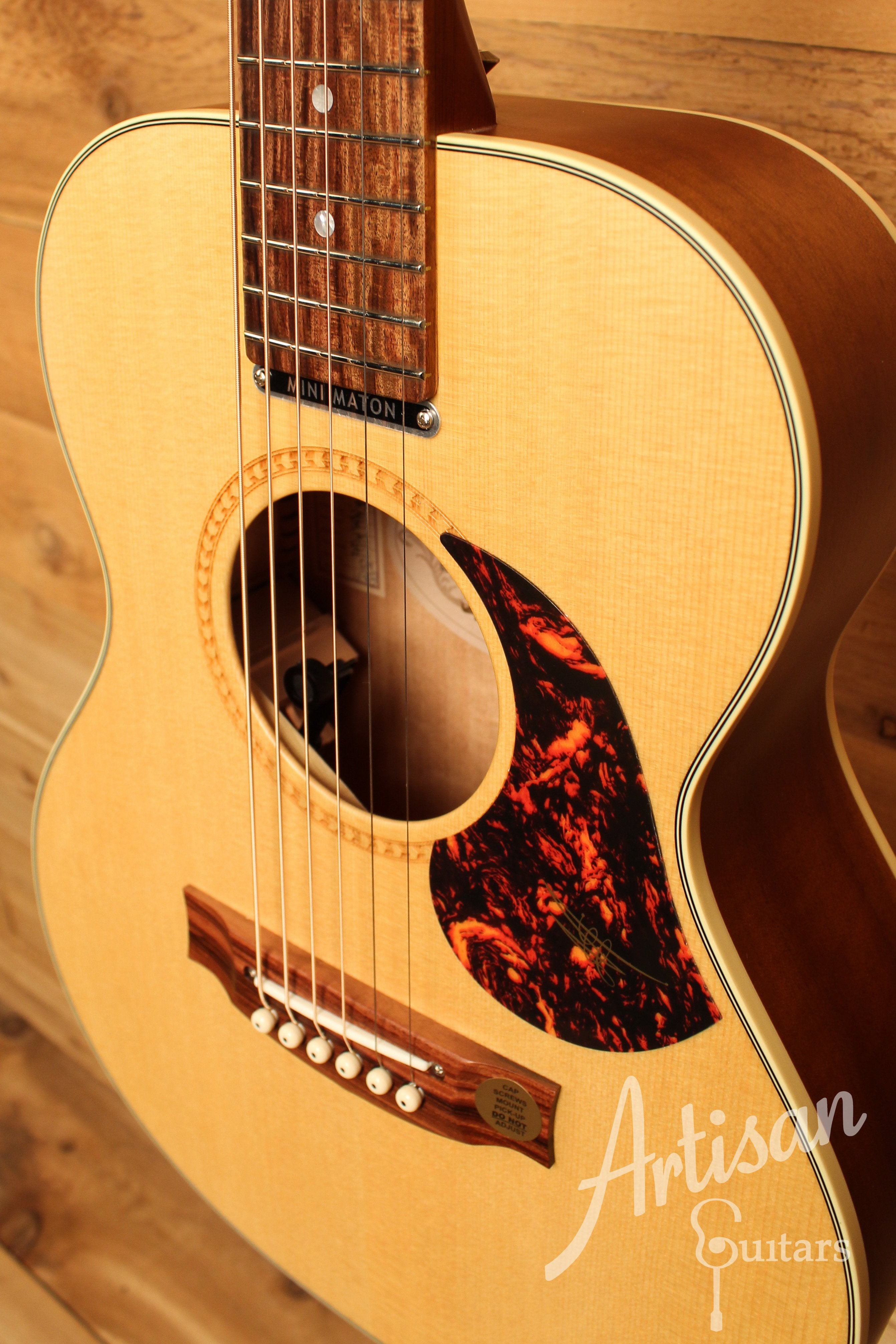 Maton EMTE Tommy Emmanuel Signature Mini Guitar Sitka Spuce and Queensland Maple ID-12901 - Artisan Guitars