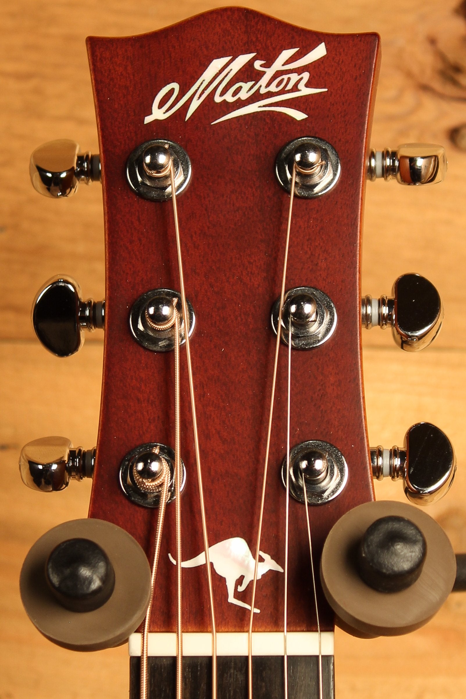 Maton EMTE Tommy Emmanuel Signature Mini Guitar Sitka Spuce & Queensland Maple ID-13464 - Artisan Guitars