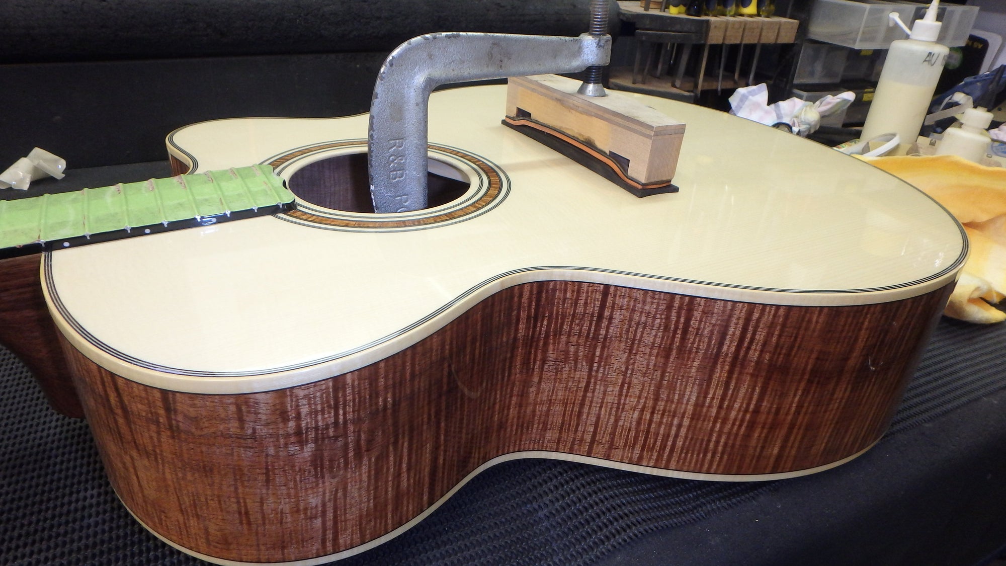Maton Custom Shop Jumbo Guitar Cutaway with Sitka Spruce and Fiddleback Blackwood ID-11065 - Artisan Guitars