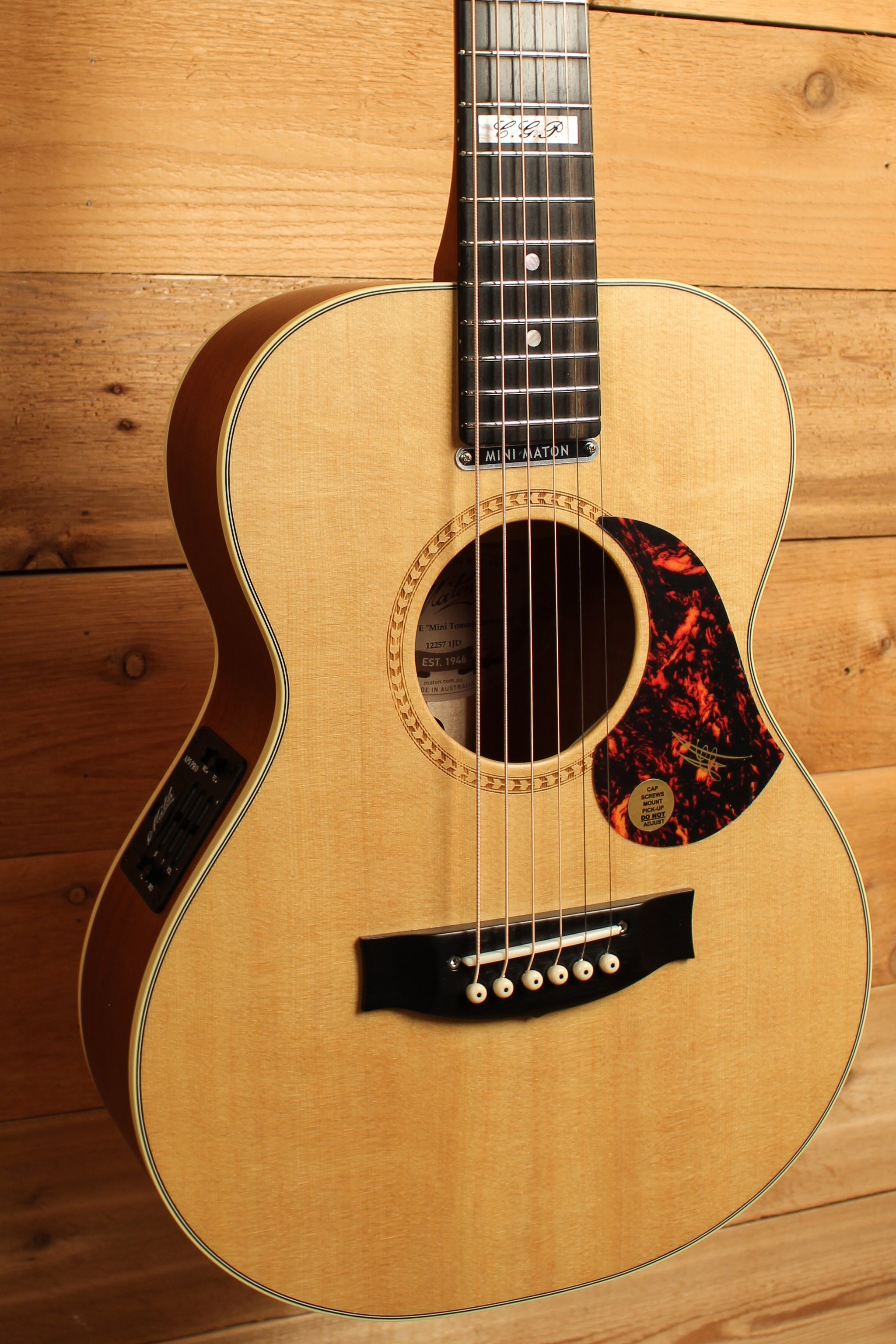 Maton EMTE Tommy Emmanuel Signature Mini Guitar Sitka Spuce & Queensland Maple ID-13463 - Artisan Guitars