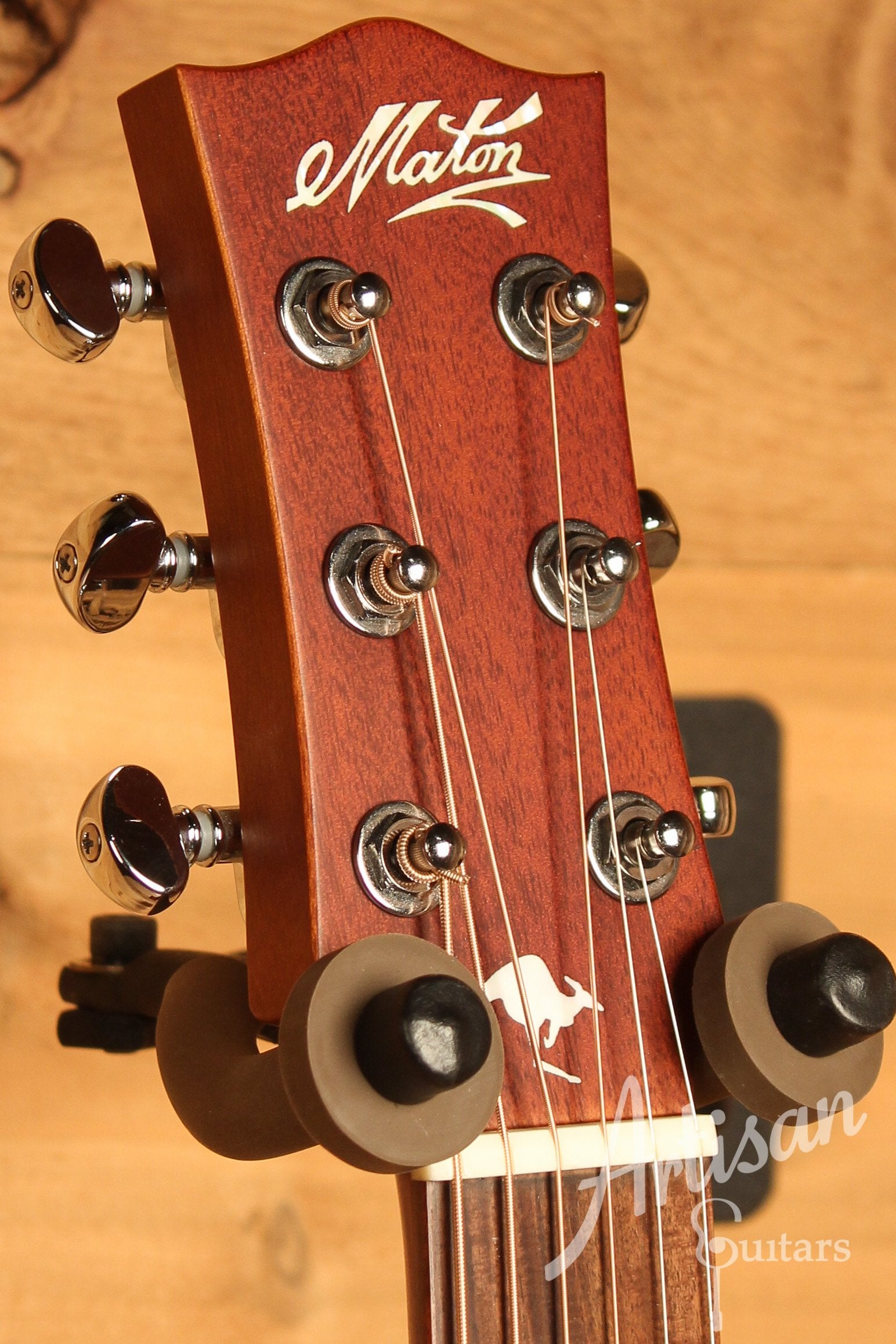 Maton EMTE Tommy Emmanuel Signature Mini Guitar Sitka Spuce and Queensland Maple ID-12901 - Artisan Guitars