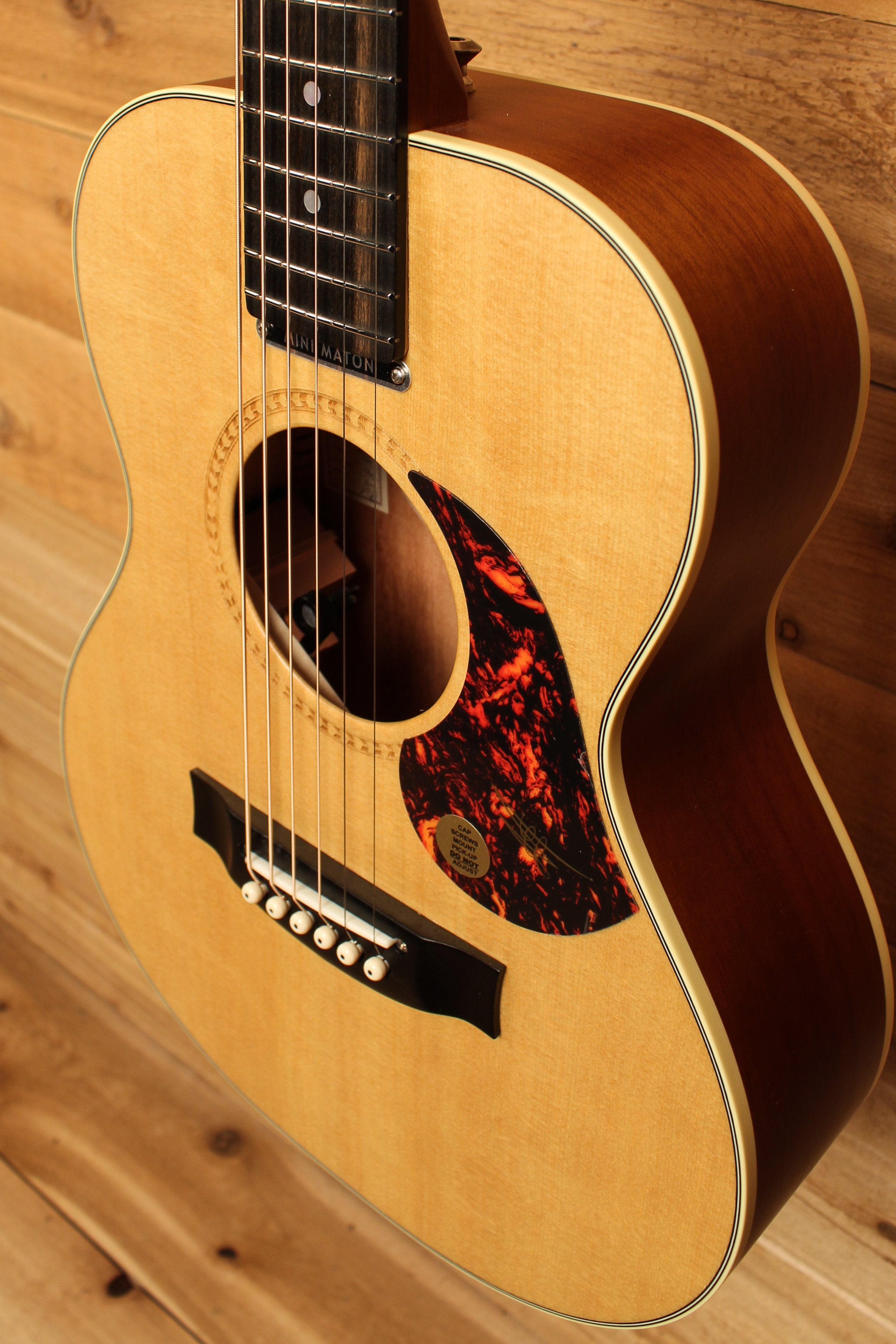 Maton EMTE Tommy Emmanuel Signature Mini Guitar Sitka Spuce & Queensland Maple ID-13463 - Artisan Guitars