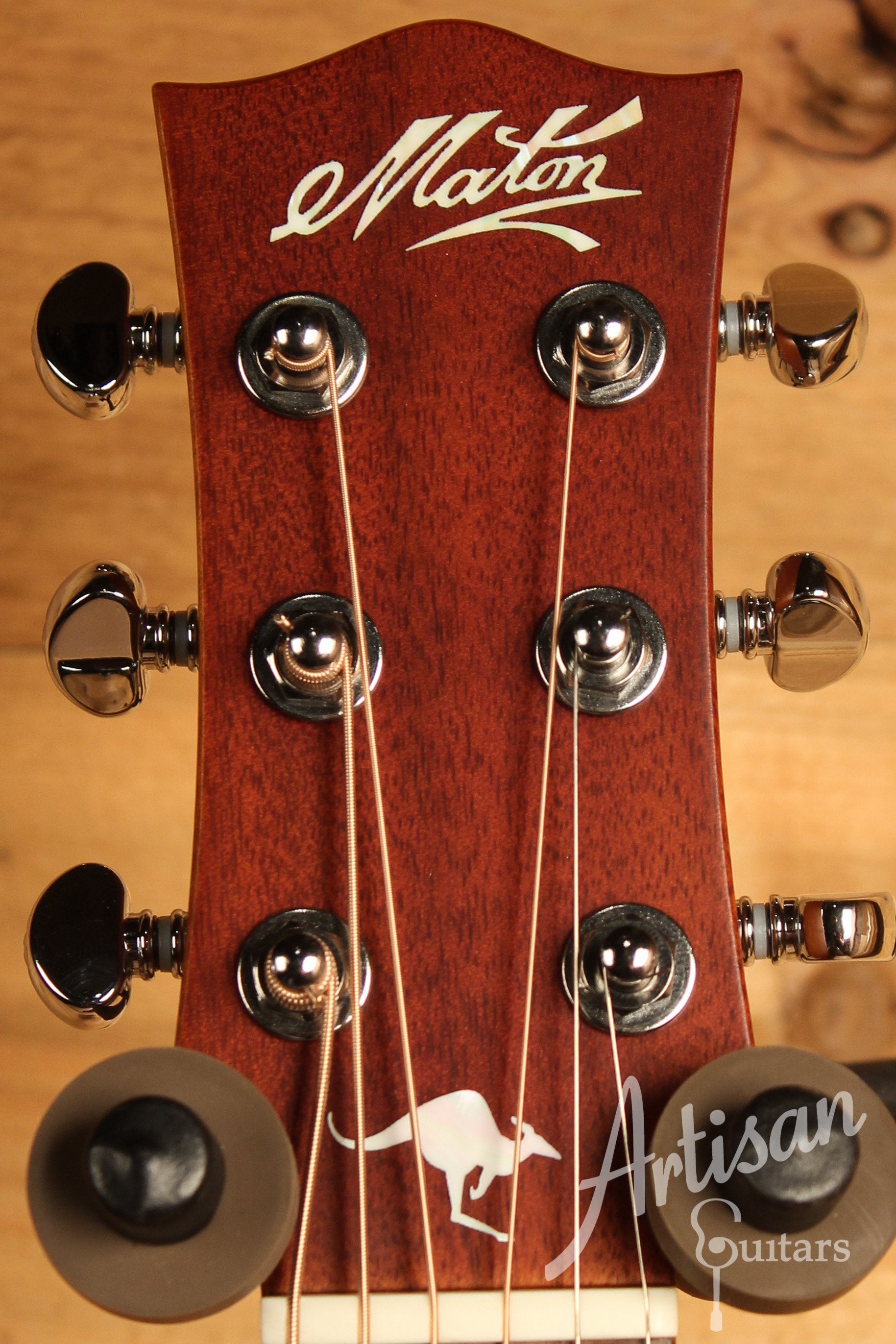 Maton EMTE Tommy Emmanuel Signature Mini Guitar Sitka Spuce and Queensland Maple ID-12901 - Artisan Guitars