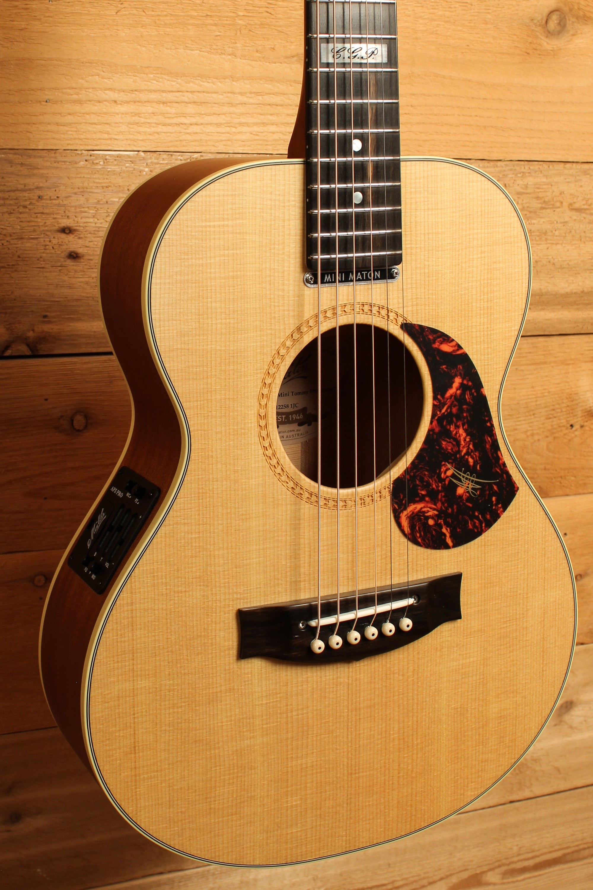 Maton EMTE Tommy Emmanuel Signature Mini Guitar Sitka Spuce & Queensland Maple ID-13464 - Artisan Guitars