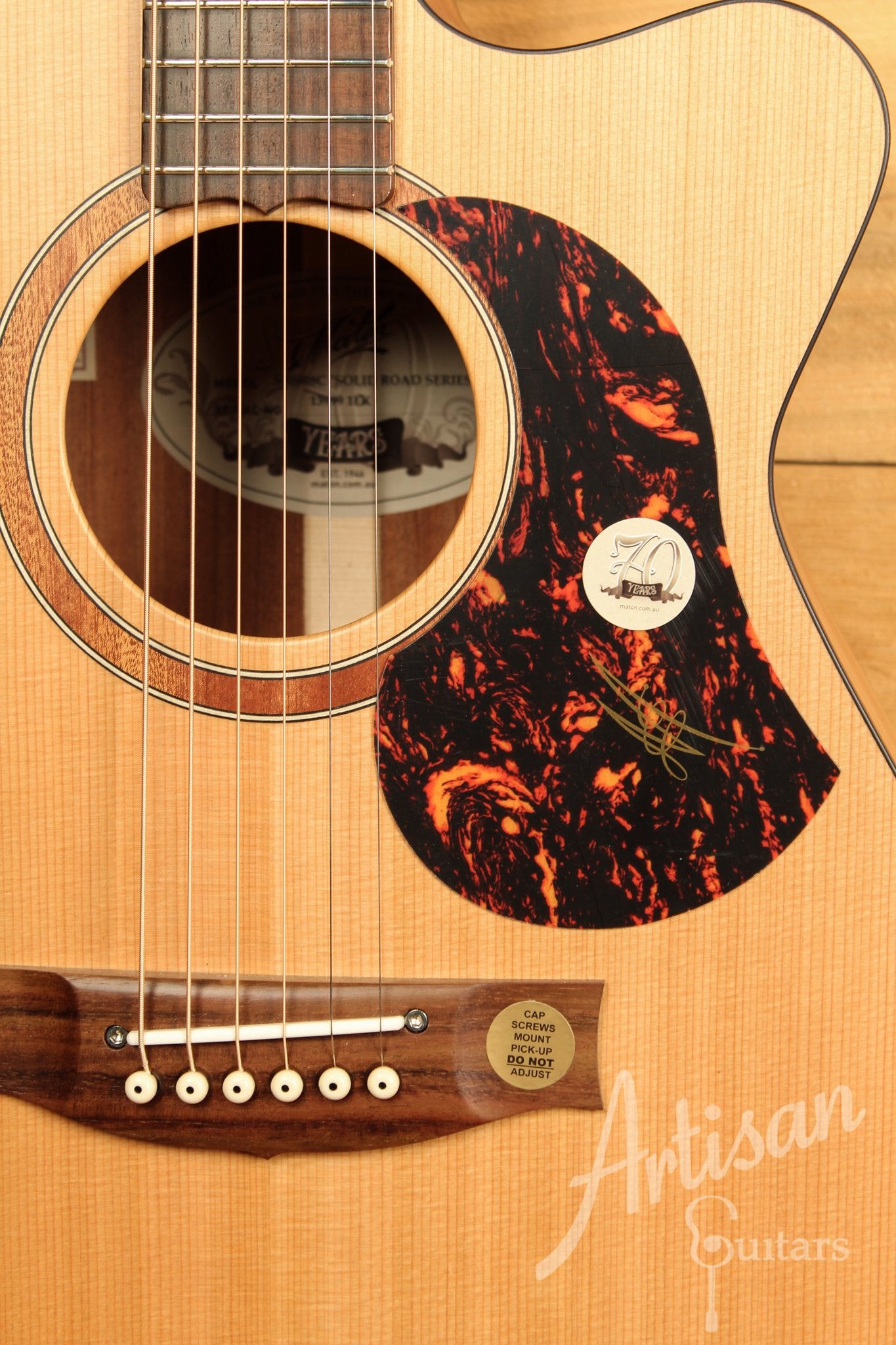 Maton SRS808C Guitar Western Red Cedar and Solid Blackwood Cutaway ID-11642 - Artisan Guitars