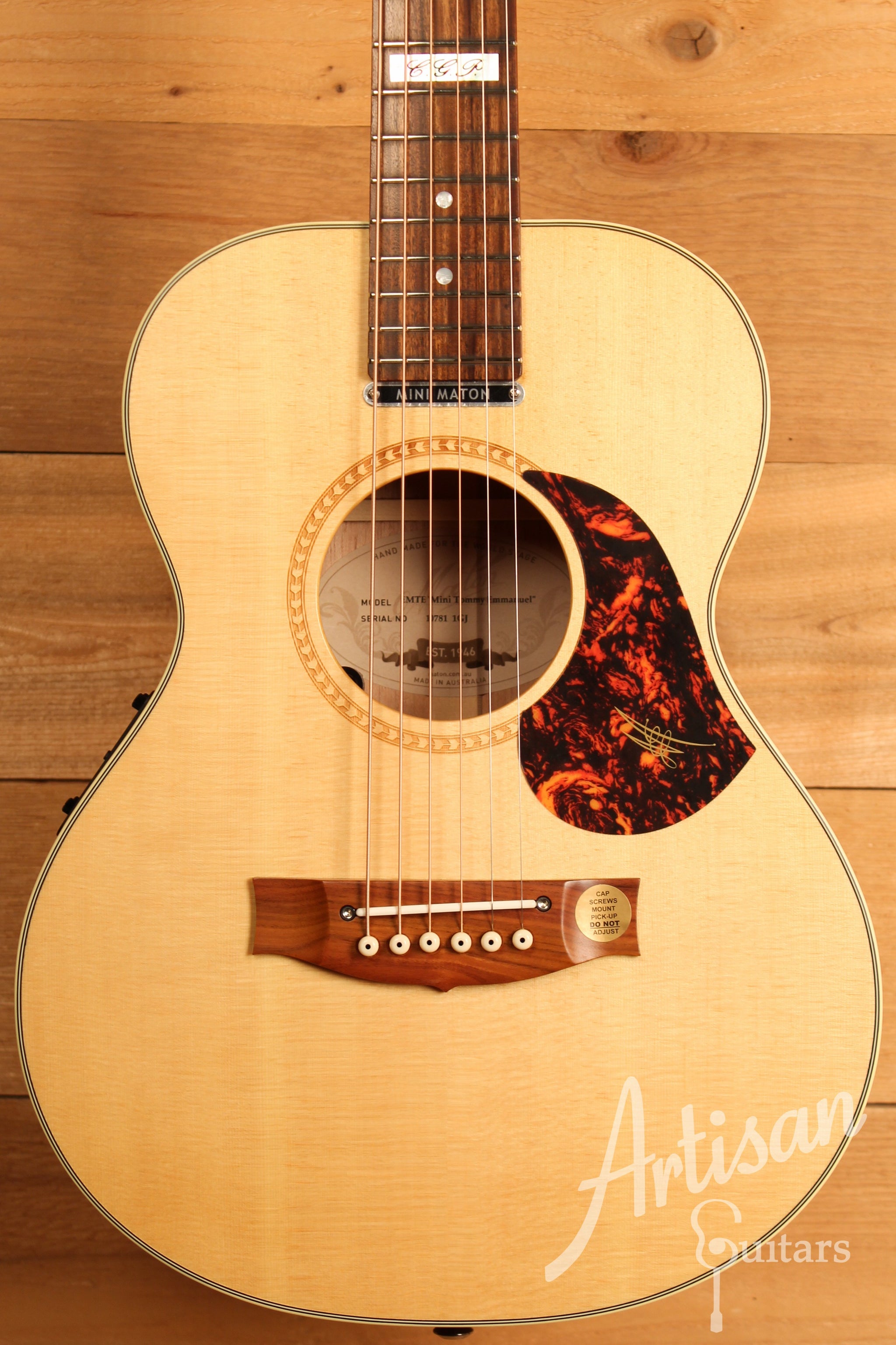 Maton EMTE Tommy Emmanuel Signature Mini Guitar Sitka Spuce and Queensland Maple ID-12223 - Artisan Guitars