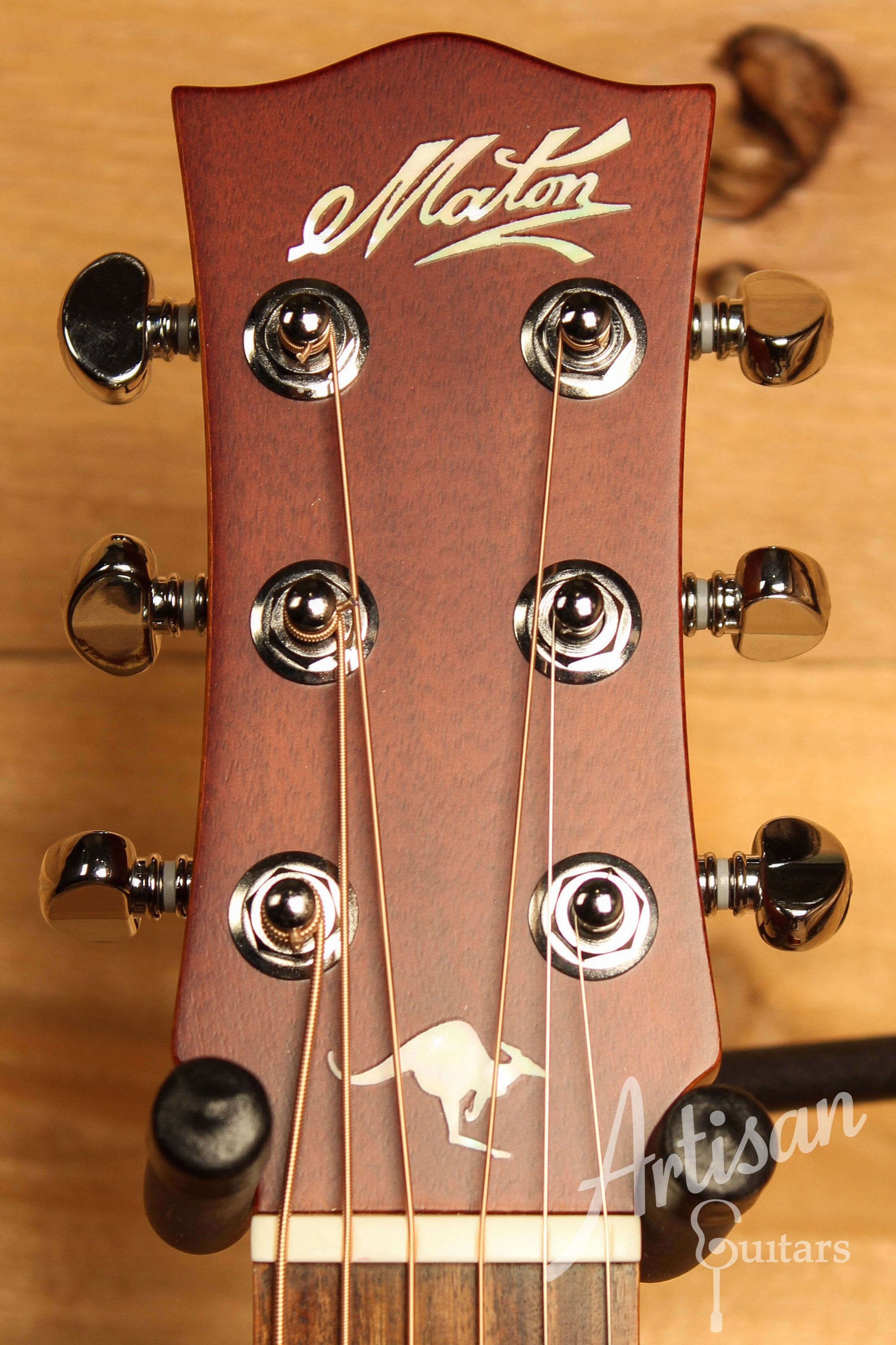 Maton EMTE Tommy Emmanuel Signature Mini Guitar Sitka Spuce and Queensland Maple ID-12223 - Artisan Guitars