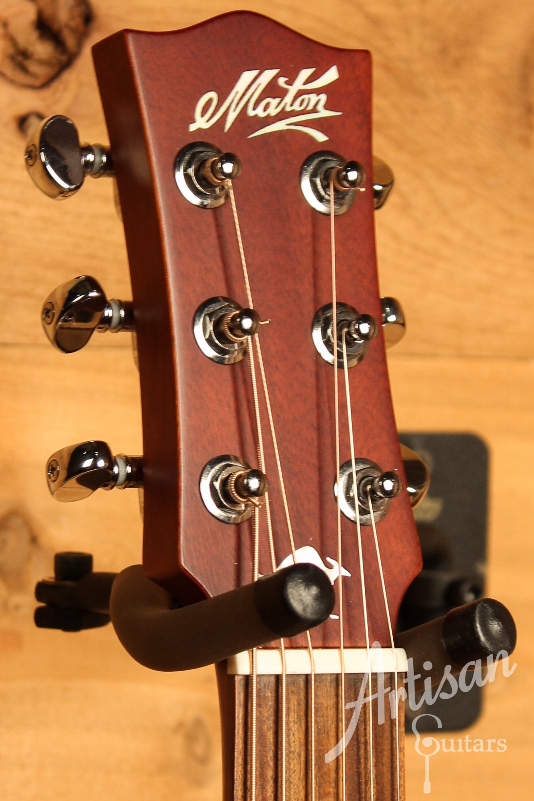 Maton EMTE Tommy Emmanuel Signature Mini Guitar Sitka Spuce and Queensland Maple ID-12223 - Artisan Guitars