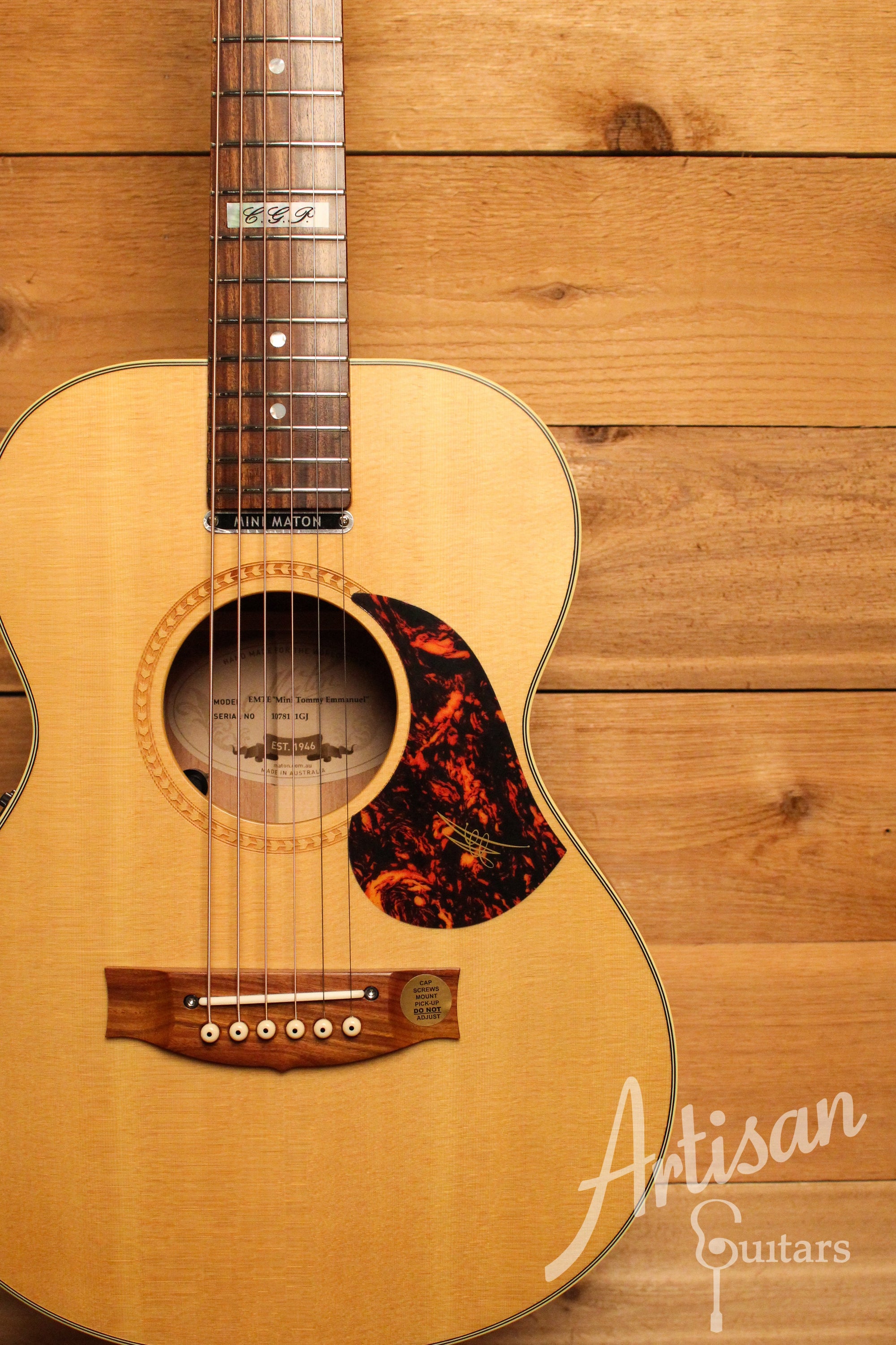 Maton EMTE Tommy Emmanuel Signature Mini Guitar Sitka Spuce and Queensland Maple ID-12223 - Artisan Guitars