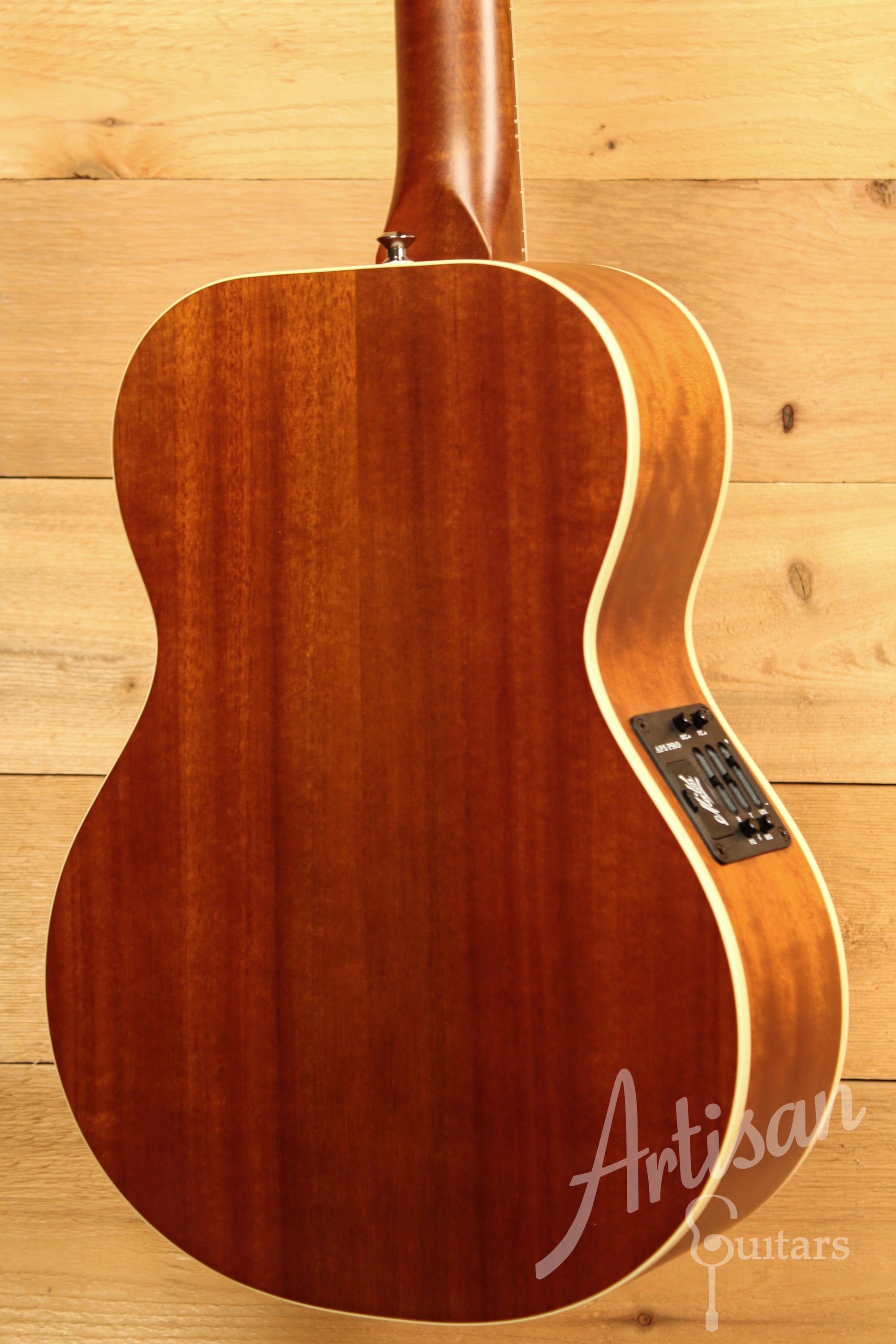 Maton EMTE Tommy Emmanuel Signature Mini Guitar Sitka Spuce and Queensland Maple ID-11570 - Artisan Guitars