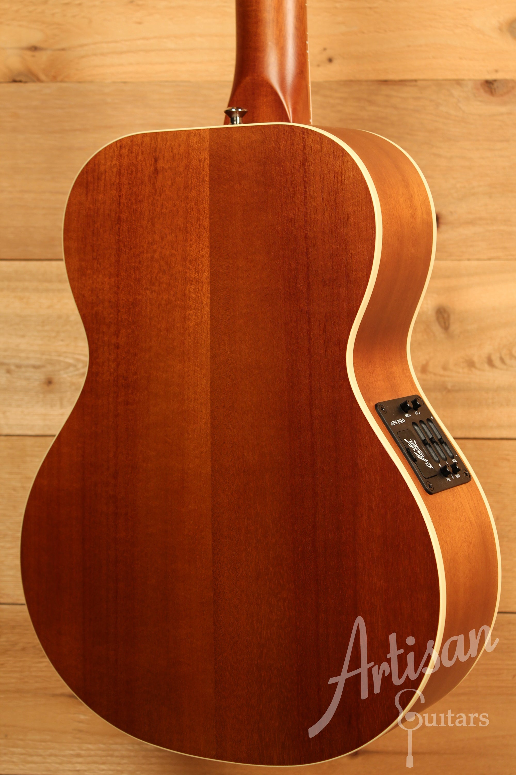Maton EMTE Tommy Emmanuel Signature Mini Guitar Sitka Spuce and Queensland Maple ID-11761 - Artisan Guitars
