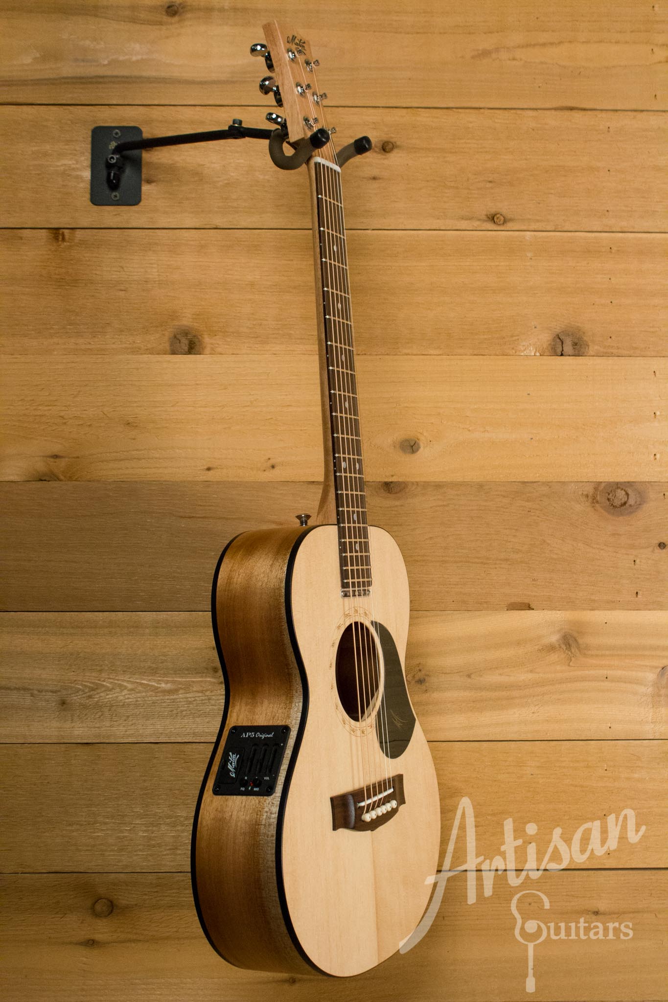 Maton EM6 Mini Guitar Sitka Spuce and Queensland Maple ID-10548 - Artisan Guitars