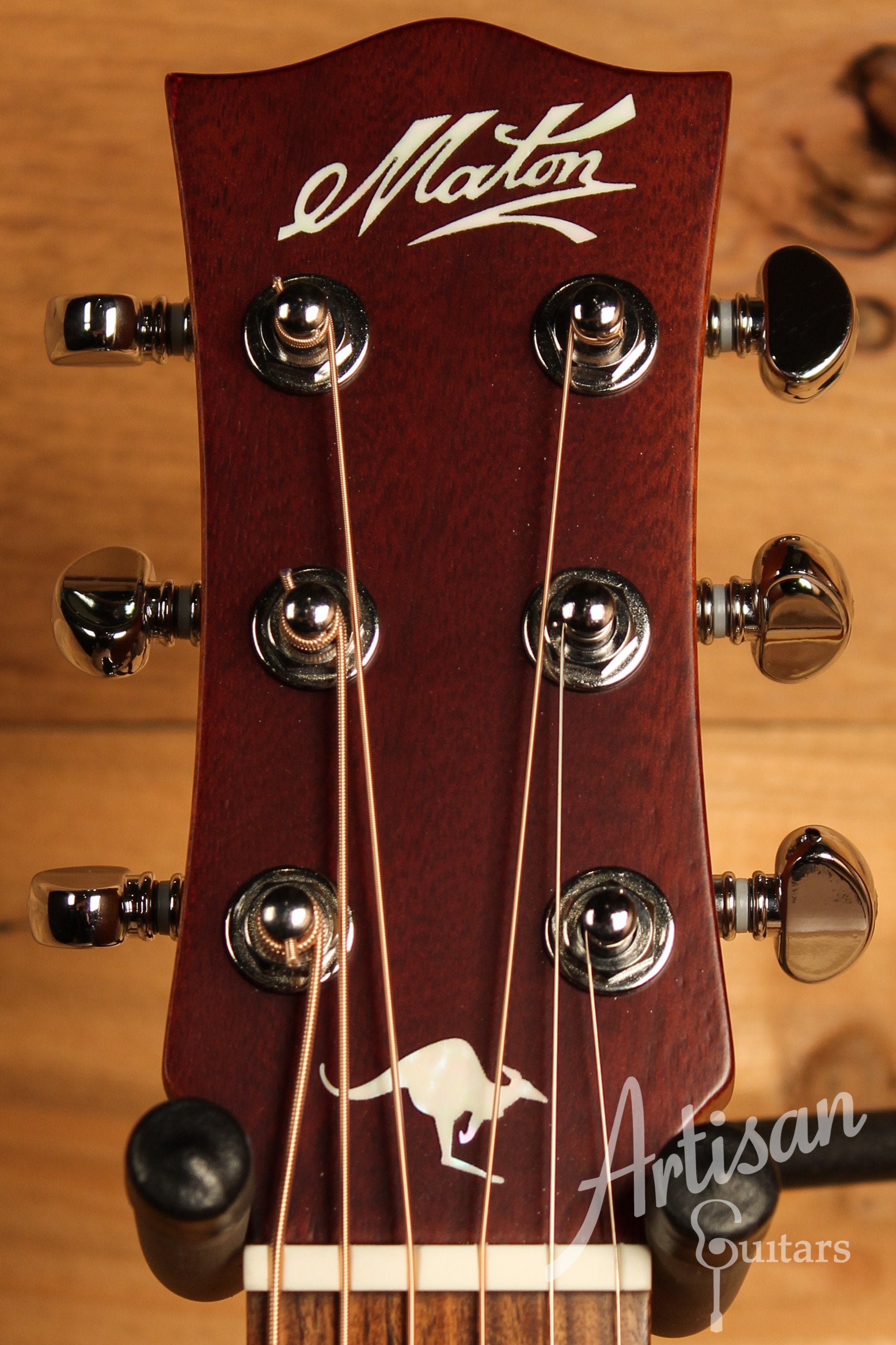 Maton EMTE Tommy Emmanuel Signature Mini Guitar Sitka Spuce and Queensland Maple ID-12324 - Artisan Guitars