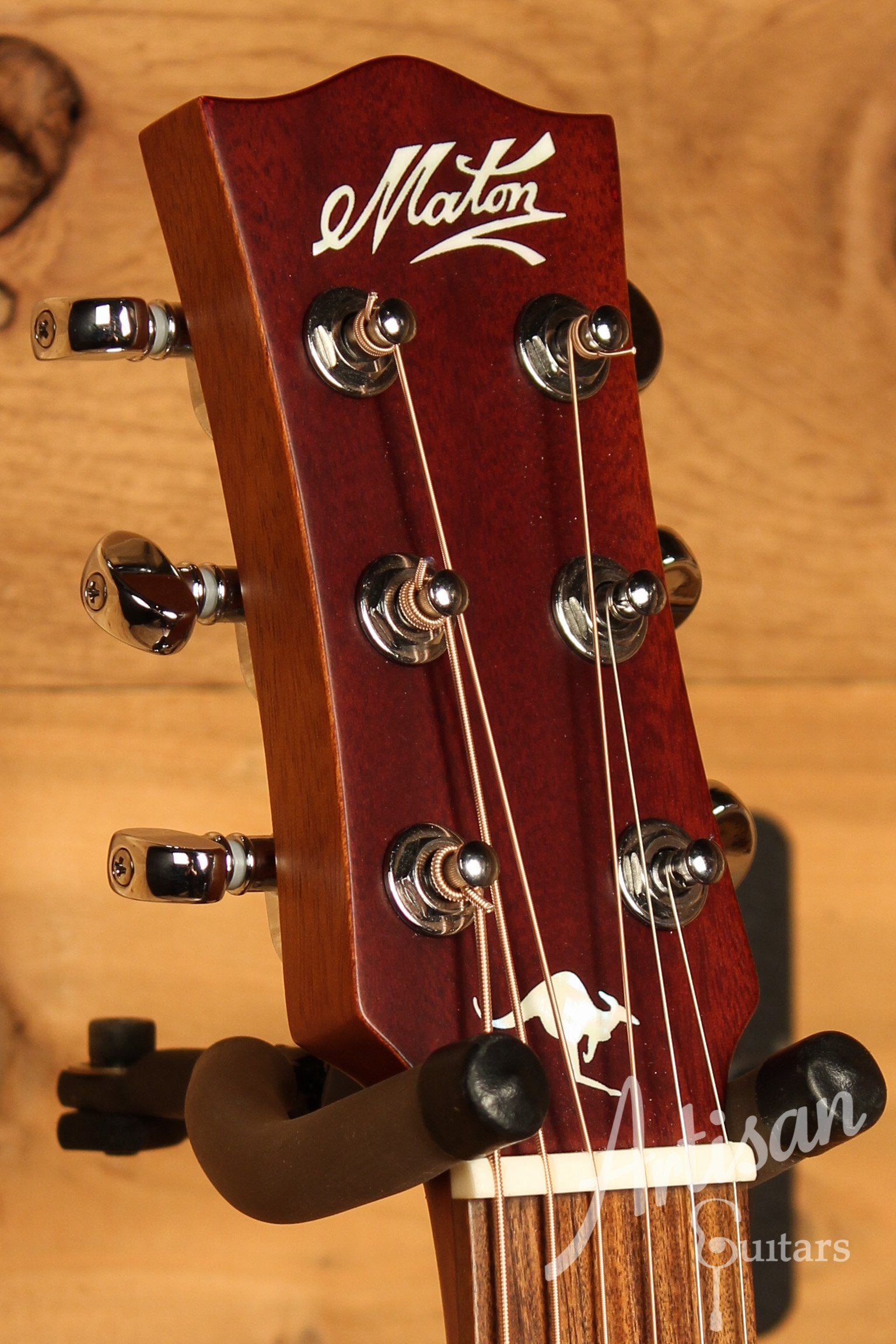 Maton EMTE Tommy Emmanuel Signature Mini Guitar Sitka Spuce and Queensland Maple ID-12324 - Artisan Guitars