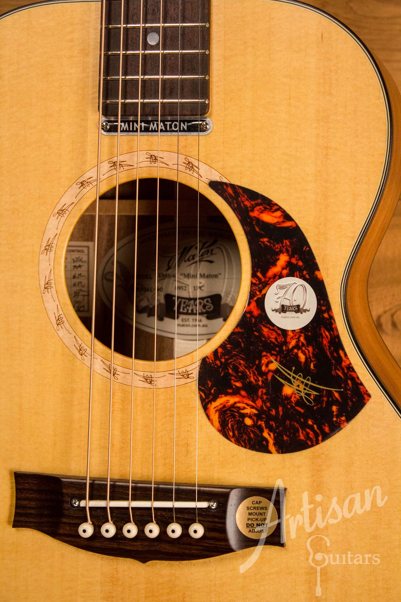Maton EMS6 Mini Guitar Sitka Spuce and Blackwood ID-10684 - Artisan Guitars