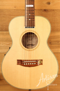 Maton EMTE Tommy Emmanuel Signature Mini Guitar Sitka Spuce and Queensland Maple ID-12428 - Artisan Guitars