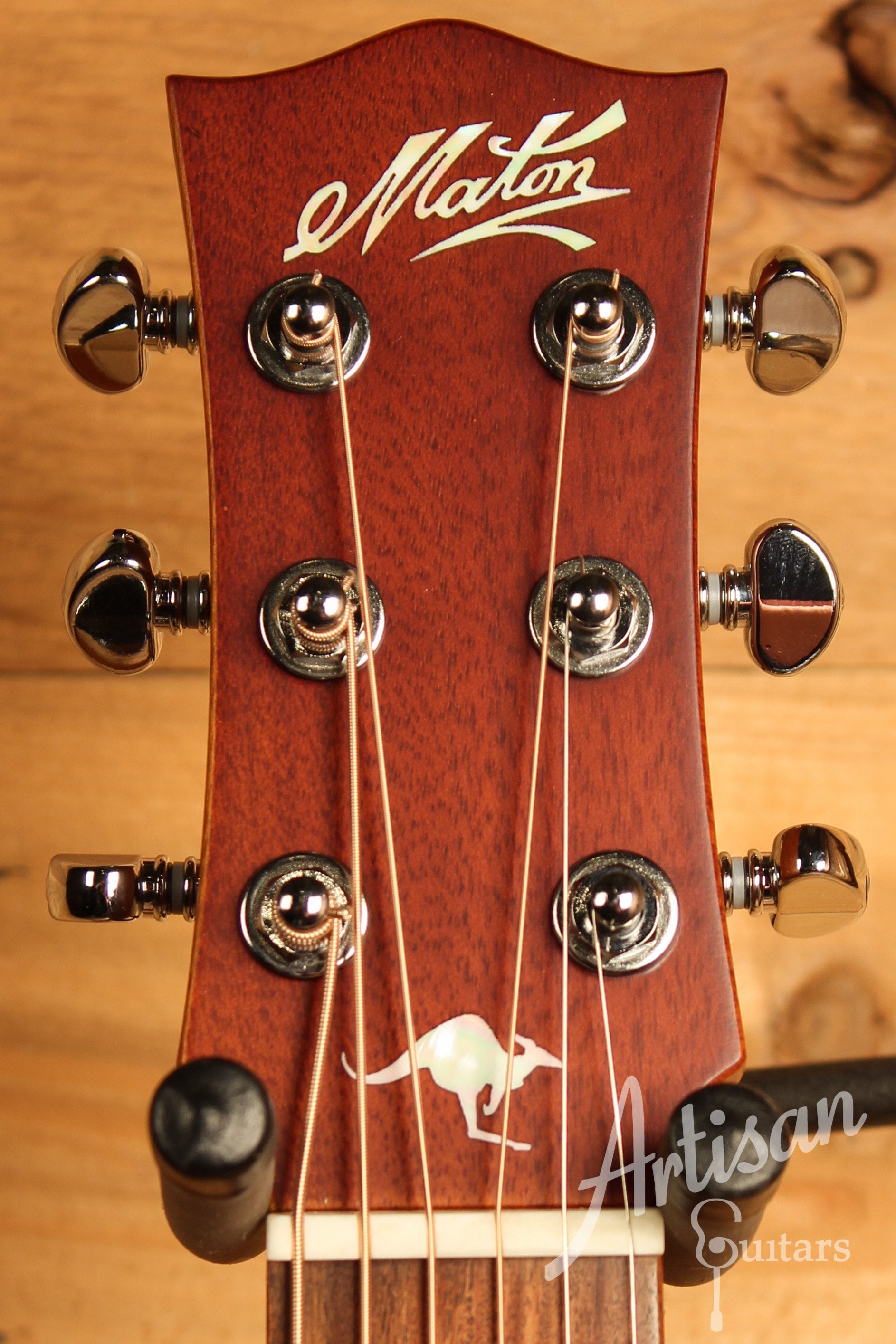 Maton EMTE Tommy Emmanuel Signature Mini Guitar Sitka Spuce and Queensland Maple ID-12428 - Artisan Guitars