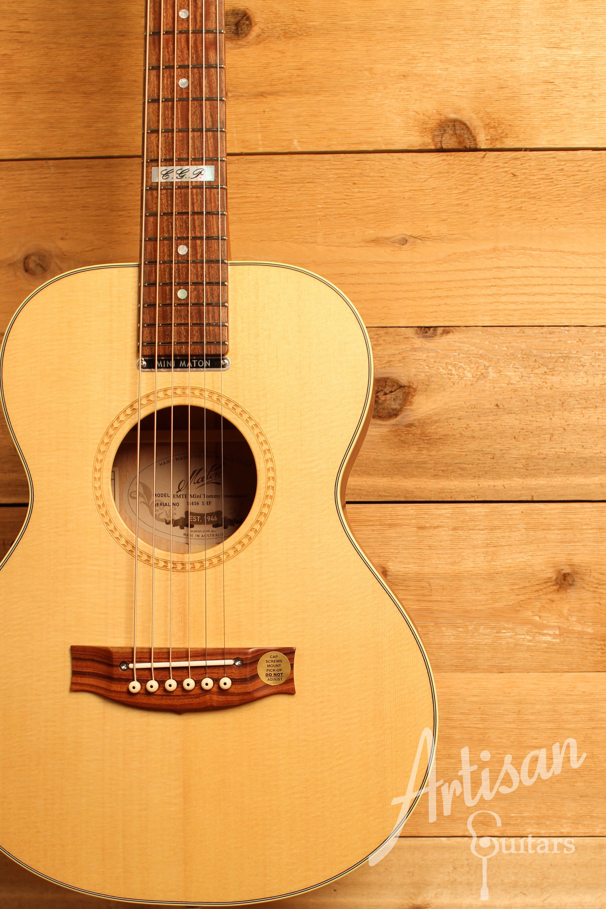 Maton EMTE Tommy Emmanuel Signature Mini Guitar Sitka Spuce and Queensland Maple ID-12428 - Artisan Guitars
