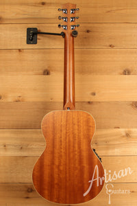 Maton EMTE Tommy Emmanuel Signature Mini Guitar Sitka Spuce and Queensland Maple ID-12433 - Artisan Guitars