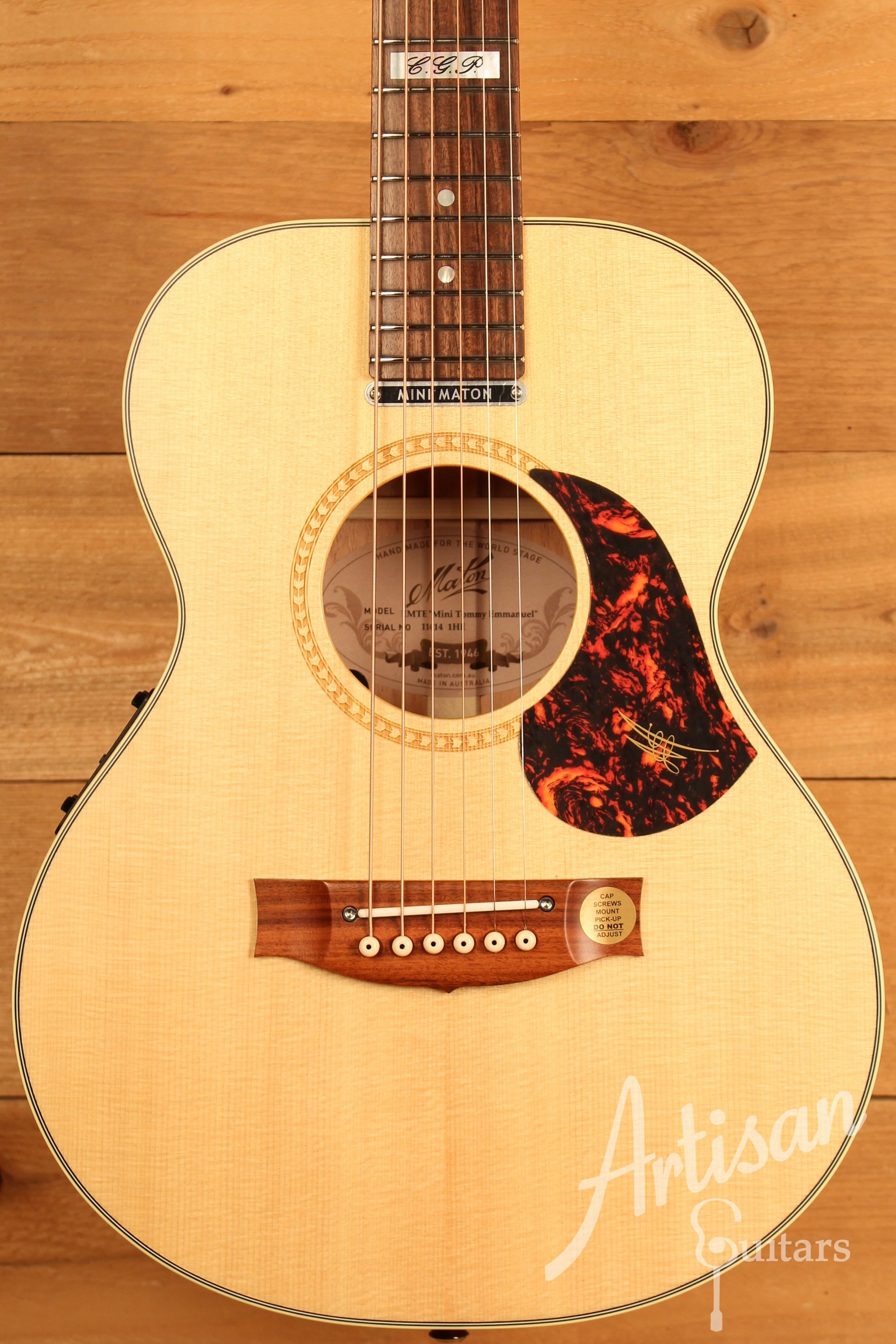 Maton EMTE Tommy Emmanuel Signature Mini Guitar Sitka Spuce and Queensland Maple ID-12433 - Artisan Guitars