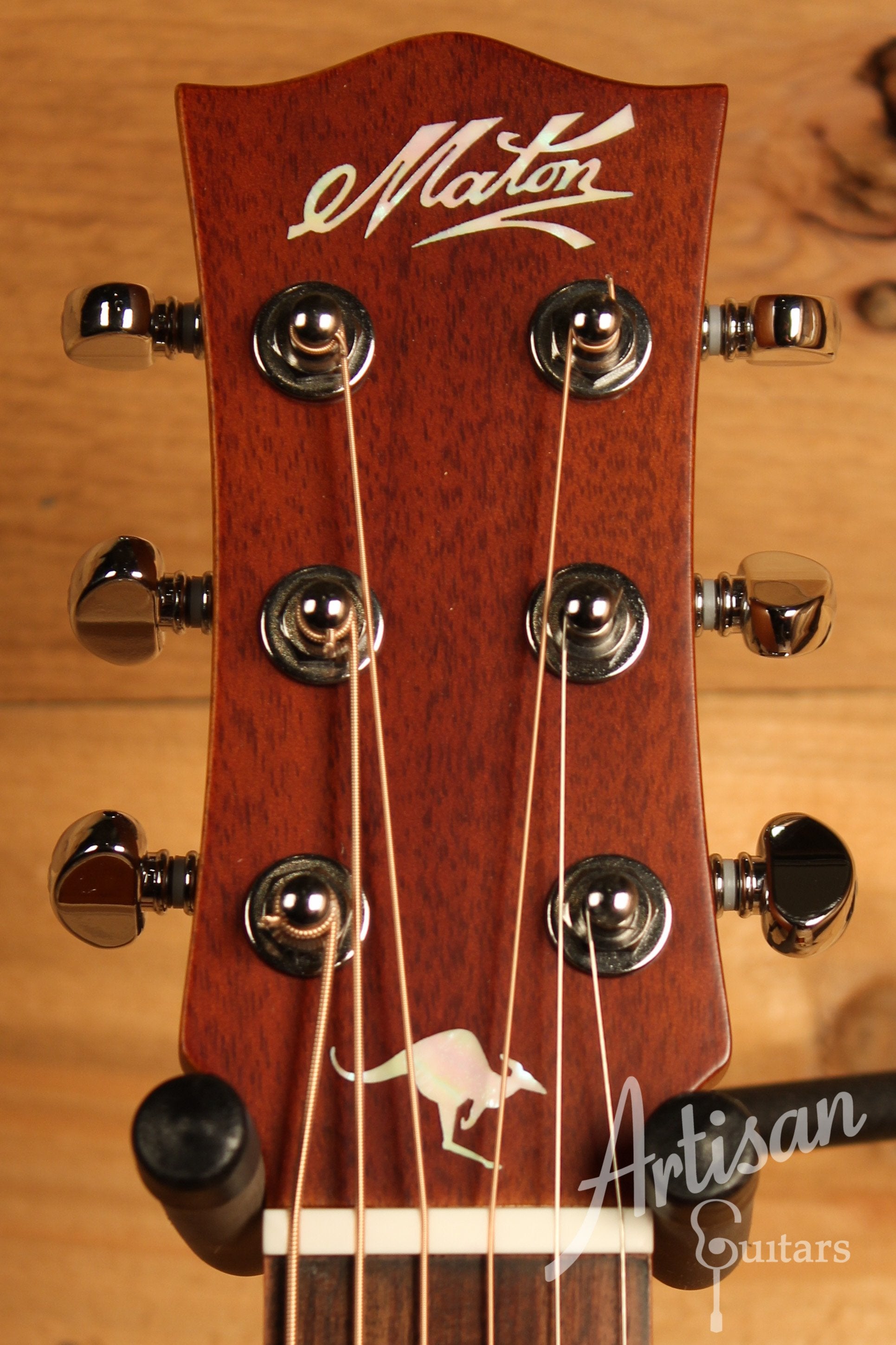 Maton EMTE Tommy Emmanuel Signature Mini Guitar Sitka Spuce and Queensland Maple ID-12433 - Artisan Guitars