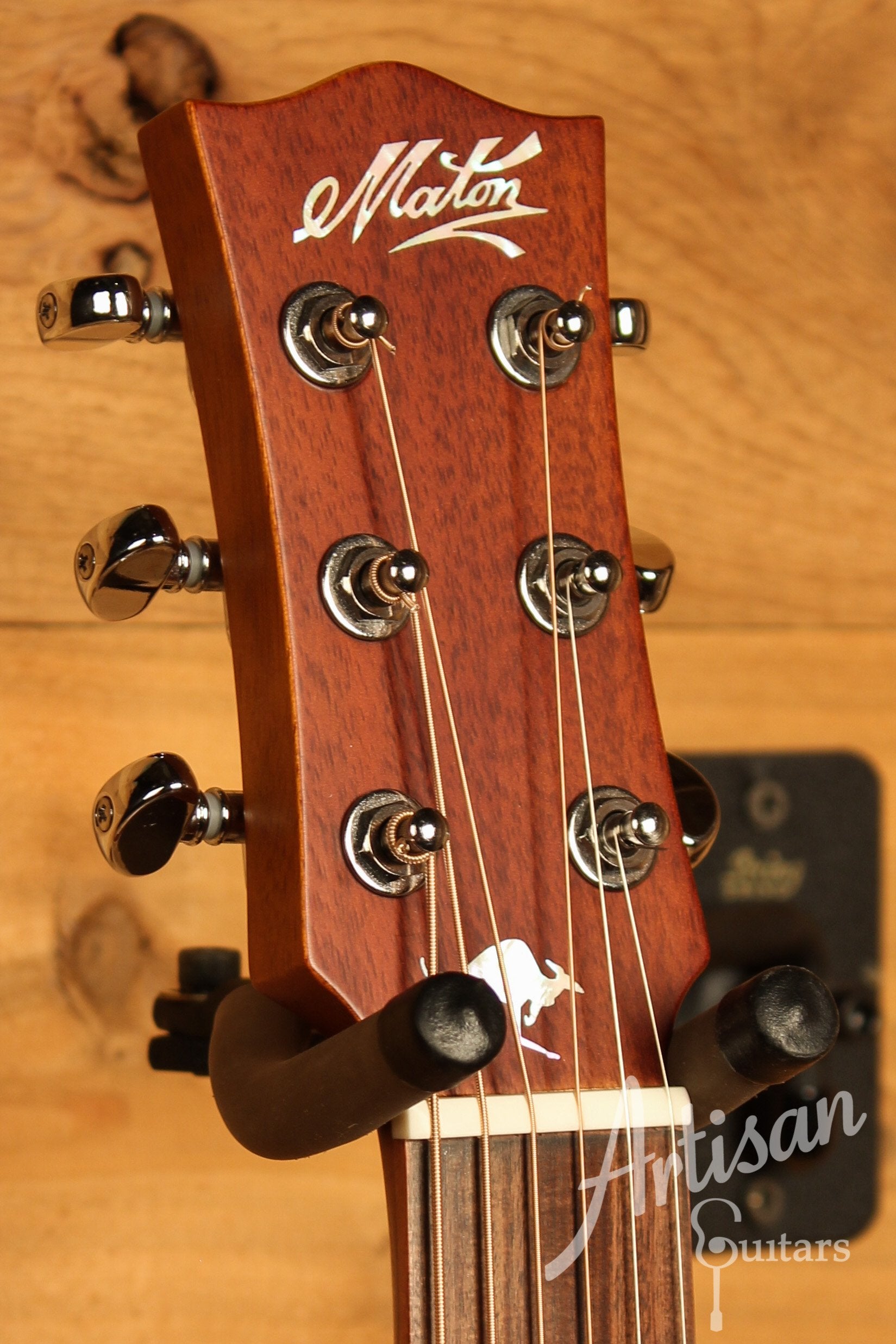 Maton EMTE Tommy Emmanuel Signature Mini Guitar Sitka Spuce and Queensland Maple ID-12433 - Artisan Guitars