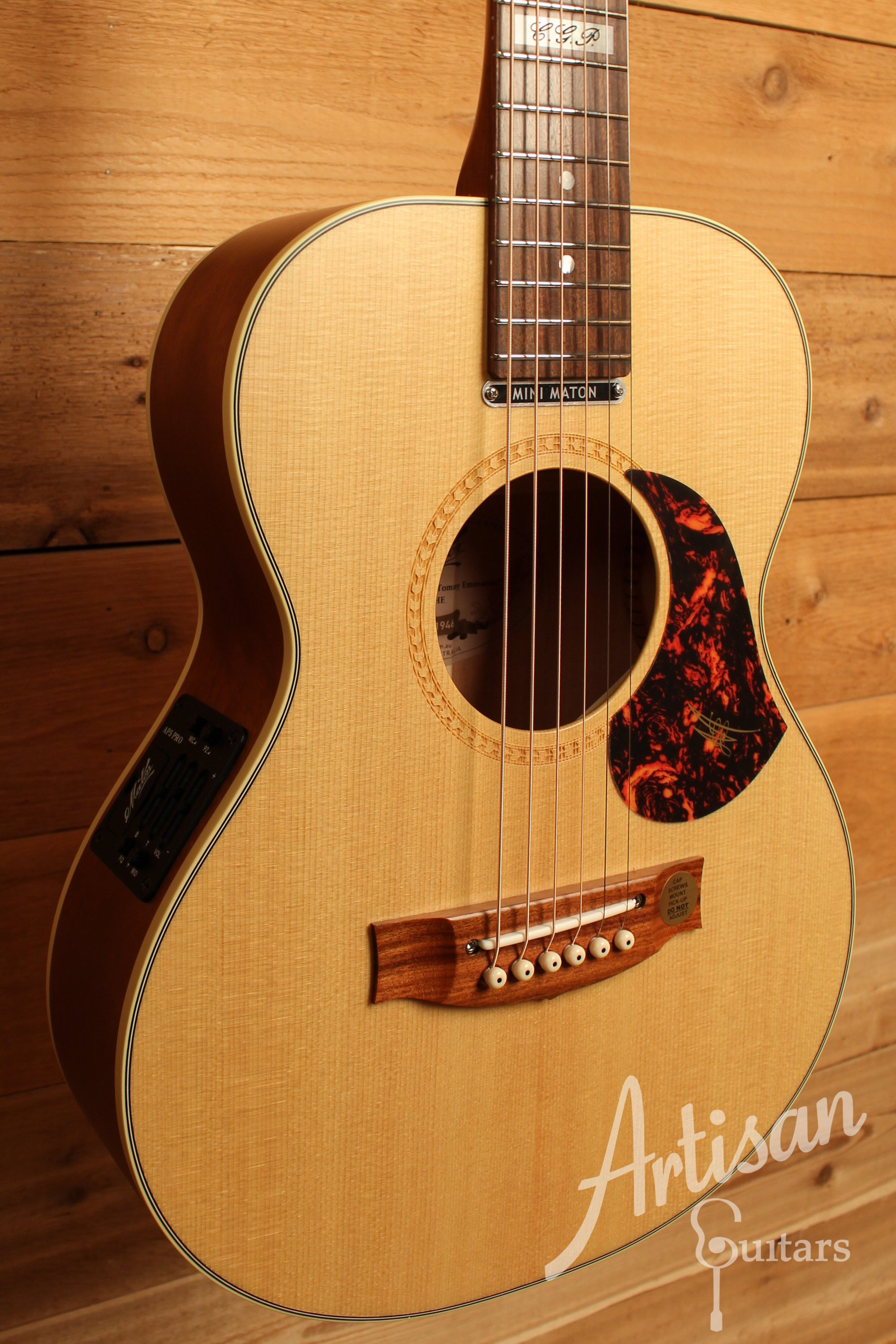 Maton EMTE Tommy Emmanuel Signature Mini Guitar Sitka Spuce and Queensland Maple ID-12433 - Artisan Guitars