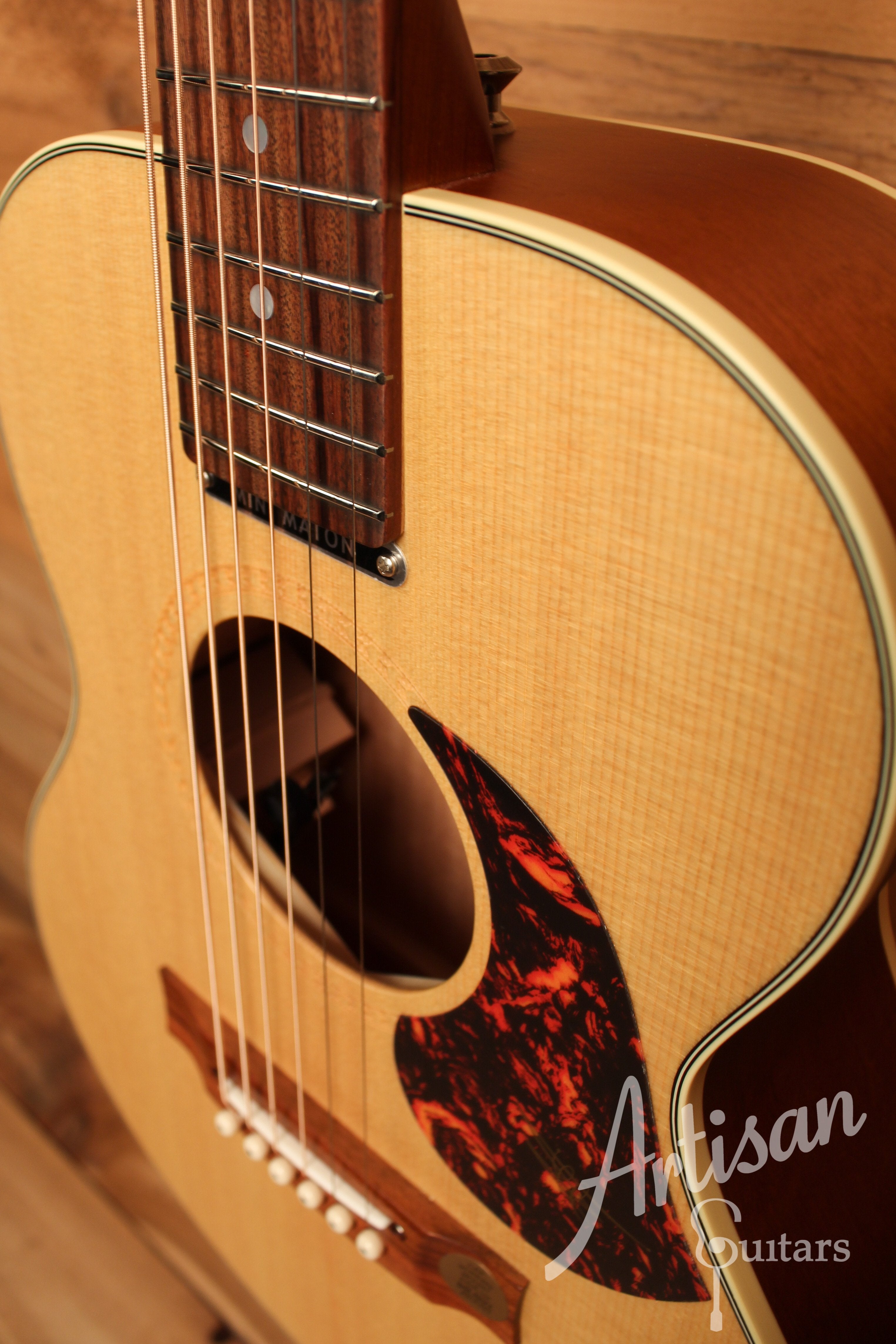 Maton EMTE Tommy Emmanuel Signature Mini Guitar Sitka Spuce and Queensland Maple ID-12433 - Artisan Guitars
