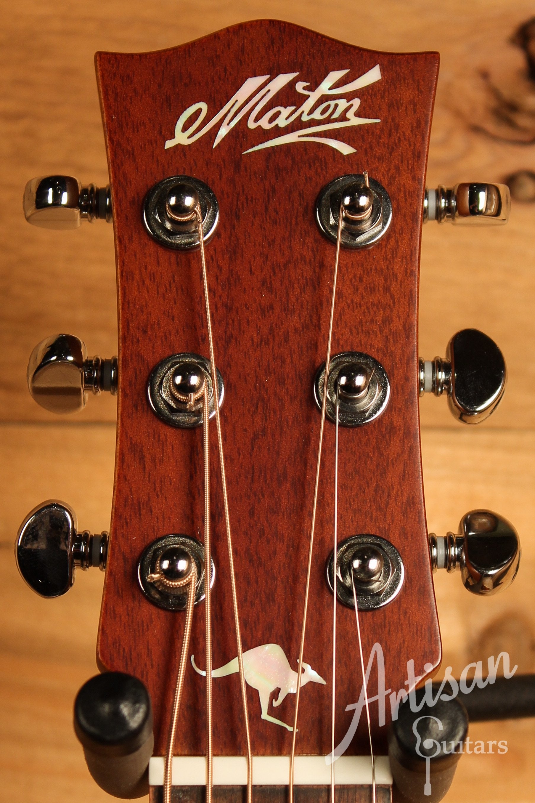 Maton EMTE Tommy Emmanuel Signature Mini Guitar Sitka Spuce and Queensland Maple ID-12468 - Artisan Guitars