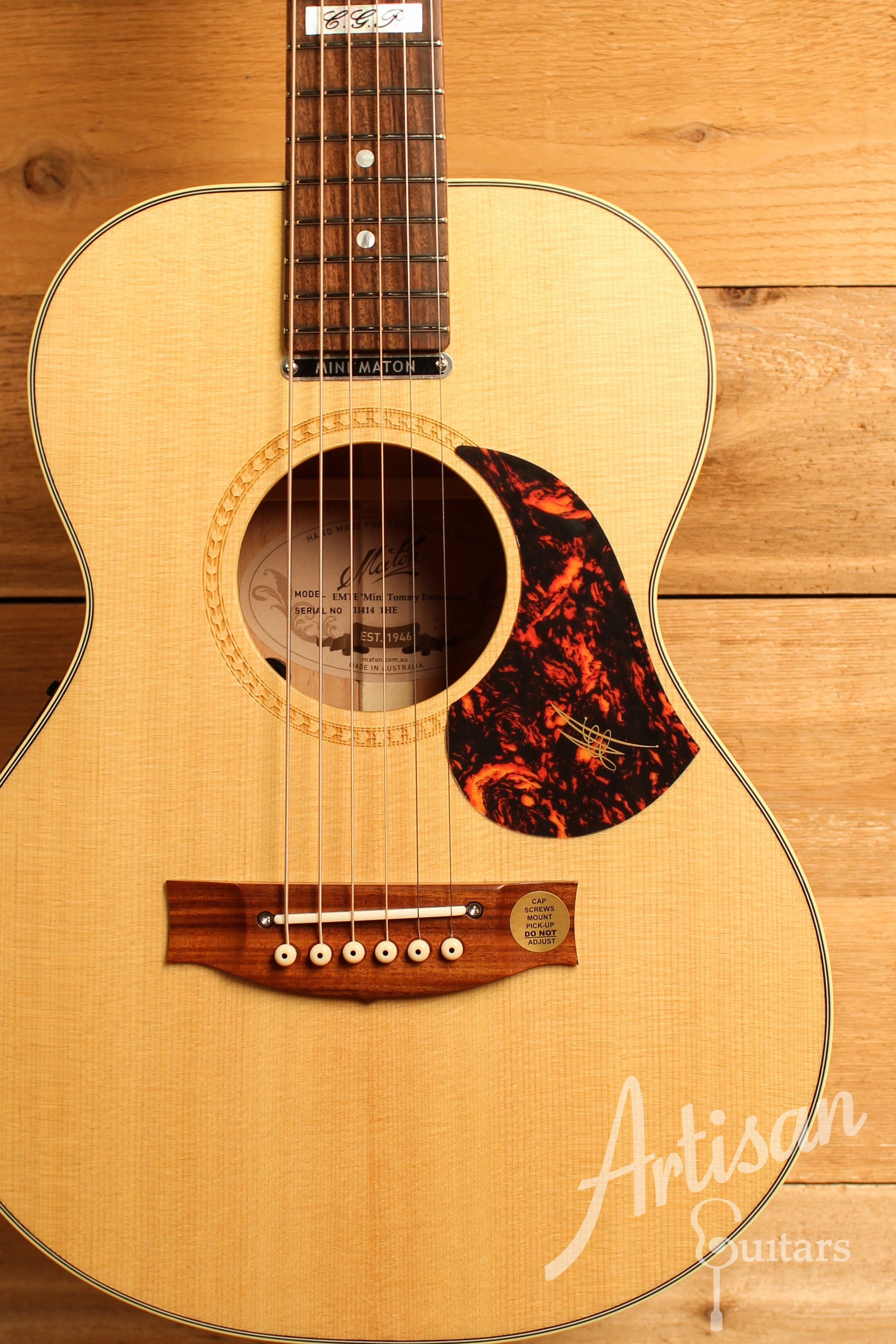 Maton EMTE Tommy Emmanuel Signature Mini Guitar Sitka Spuce and Queensland Maple ID-12468 - Artisan Guitars