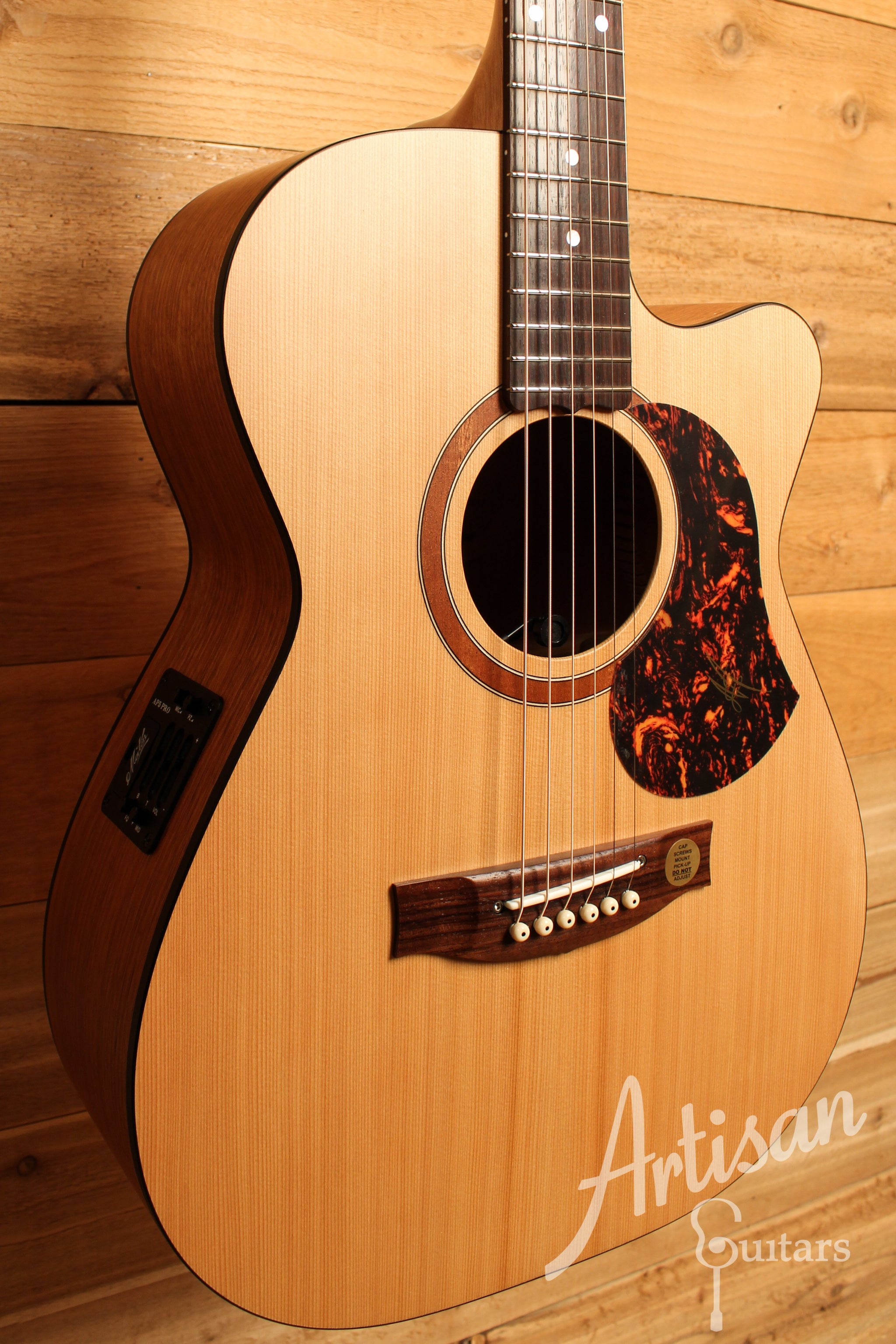 Maton SRS808 Guitar Western Red Cedar and Solid Blackwood w/ Cutaway ID-12475 - Artisan Guitars