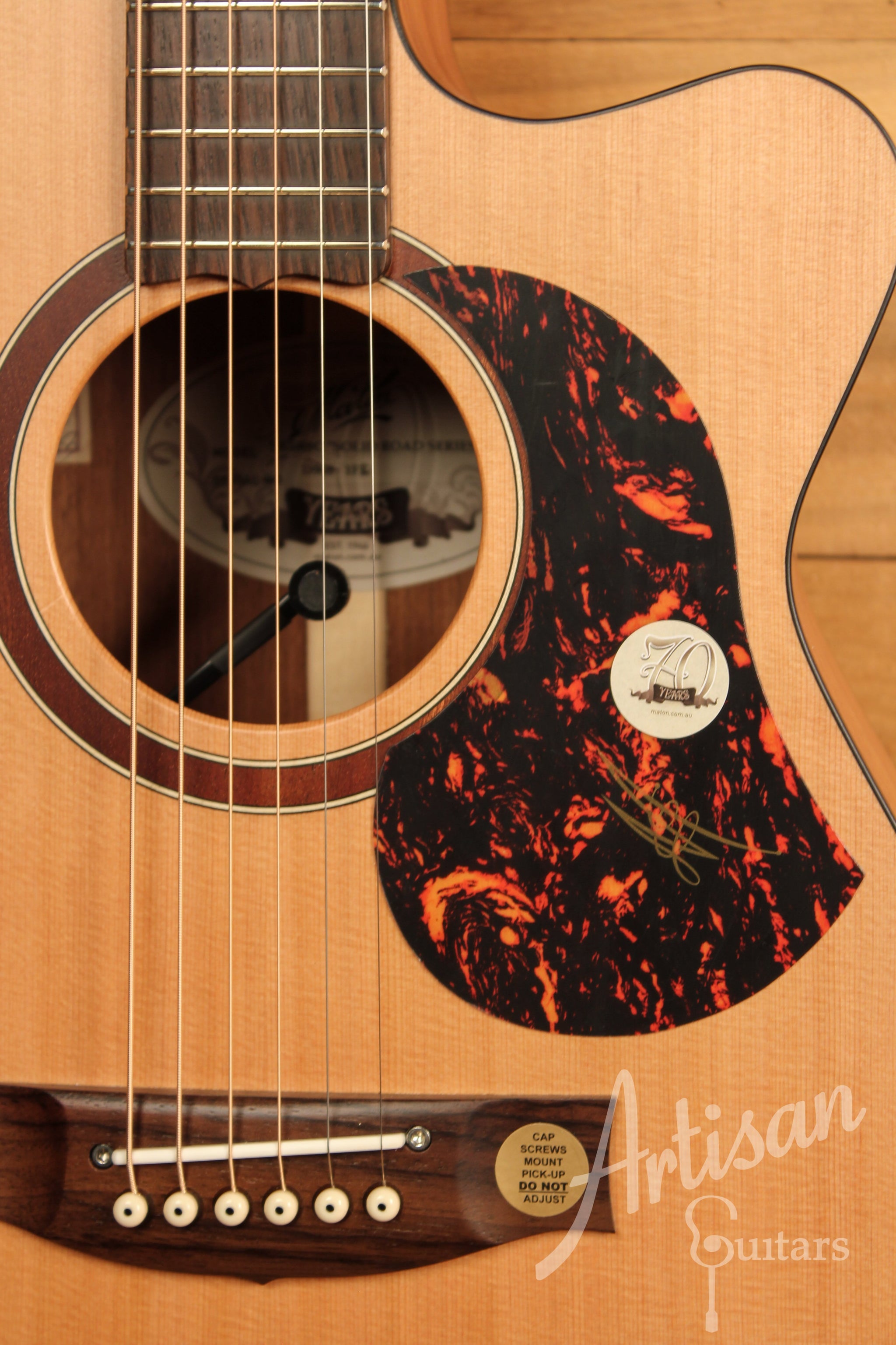 Maton SRS808C Guitar Western Red Cedar and Solid Blackwood Cutaway ID-11469 - Artisan Guitars